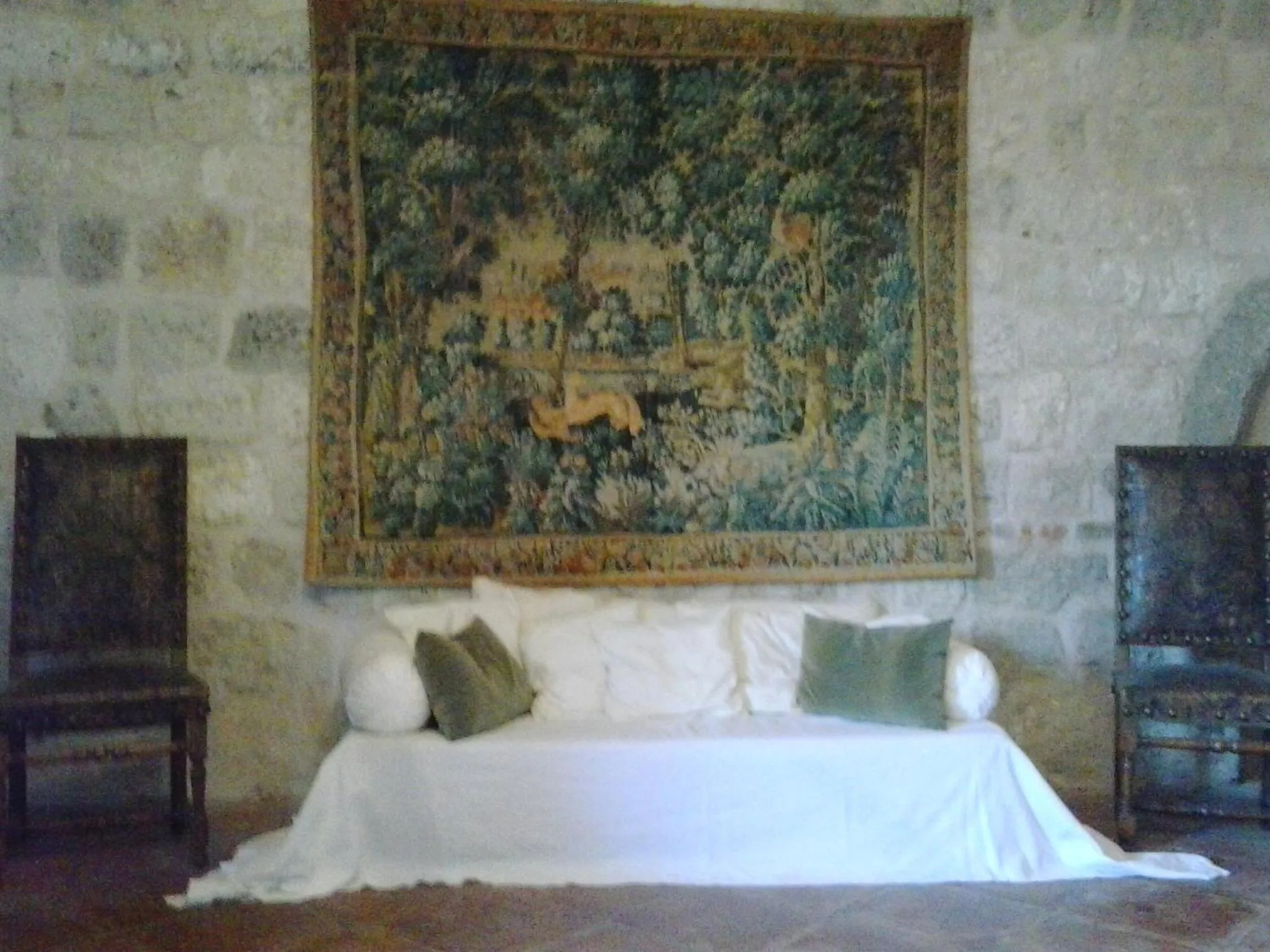 Communal lounge/ TV room, Bed in Château de Cauderoue