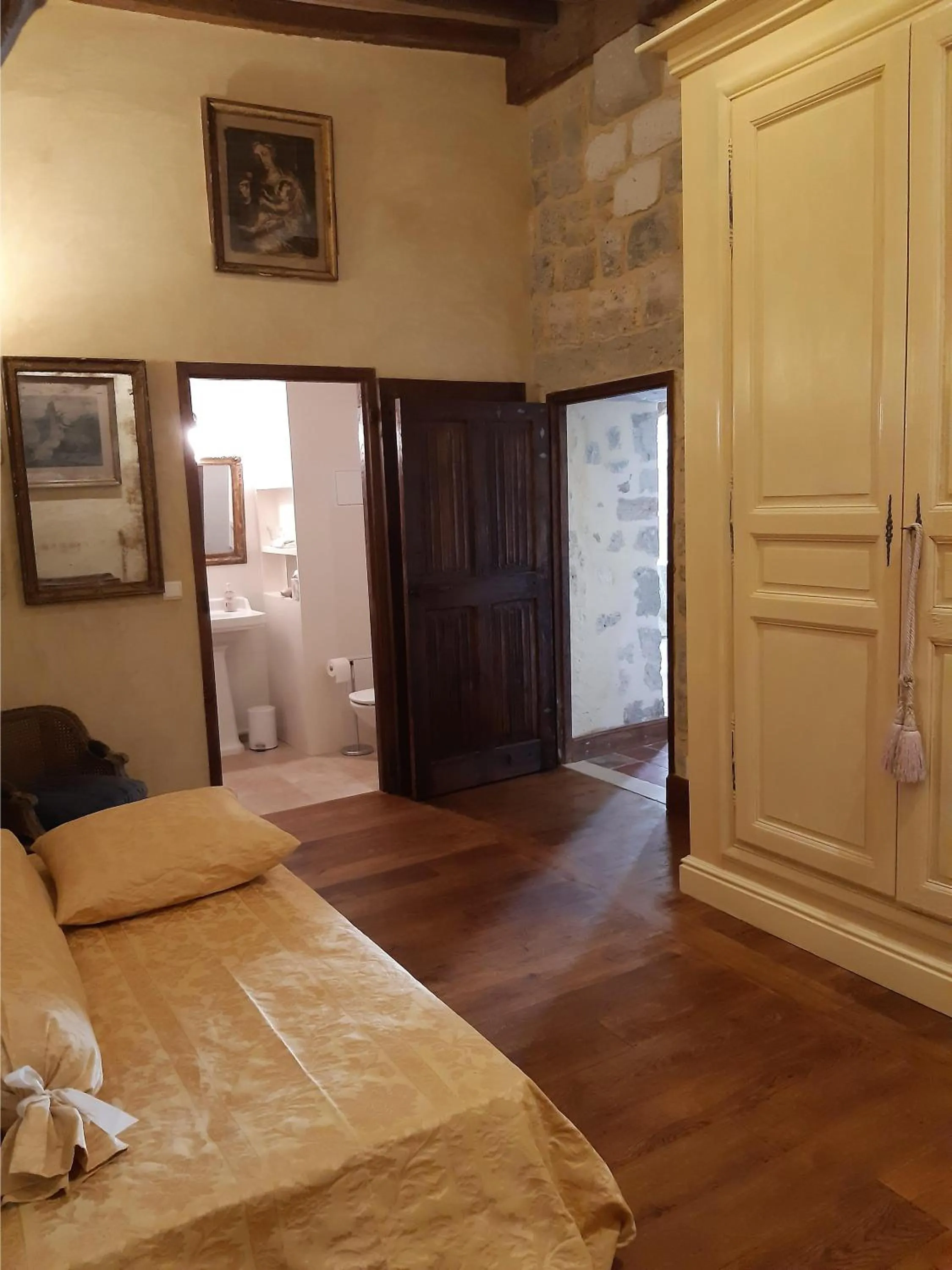 Seating area, Bed in Château de Cauderoue