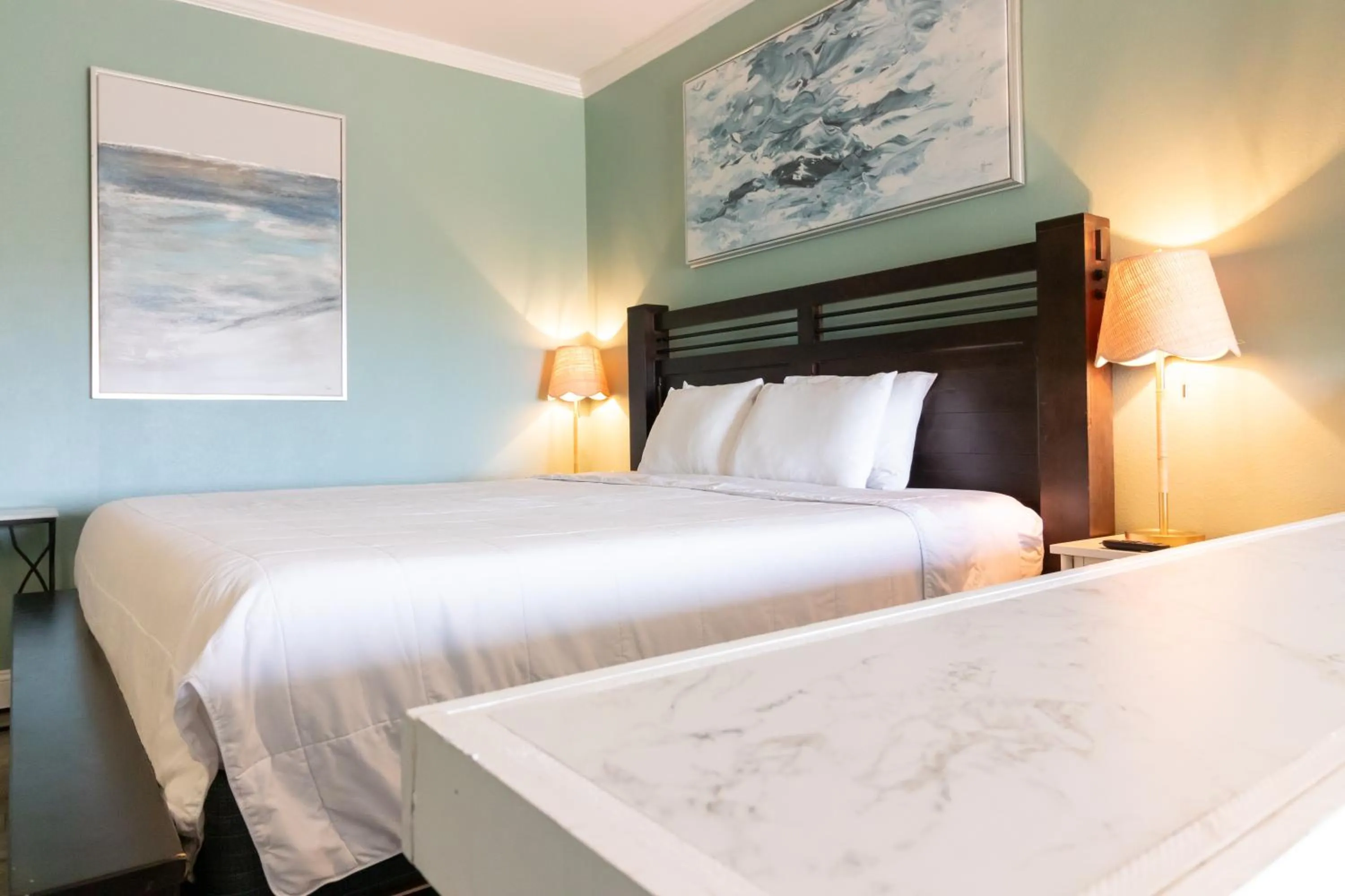 Photo of the whole room, Bed in Palm Suites