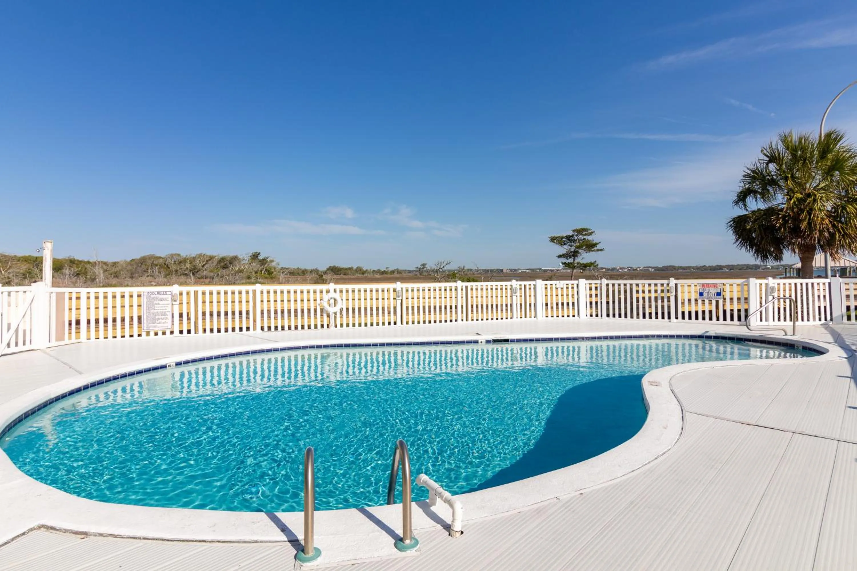 Swimming pool in Palm Suites