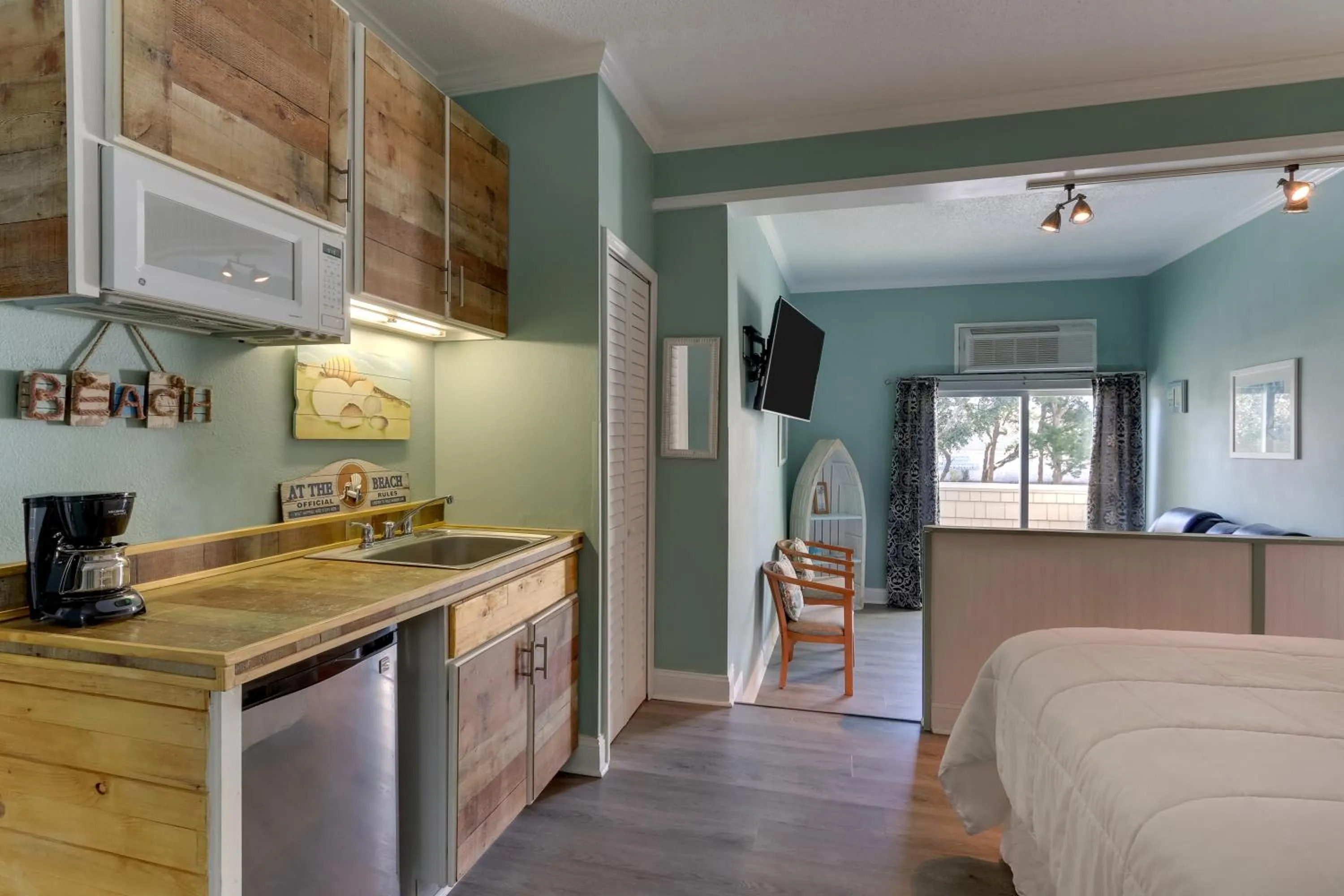 Kitchen or kitchenette in Palm Suites