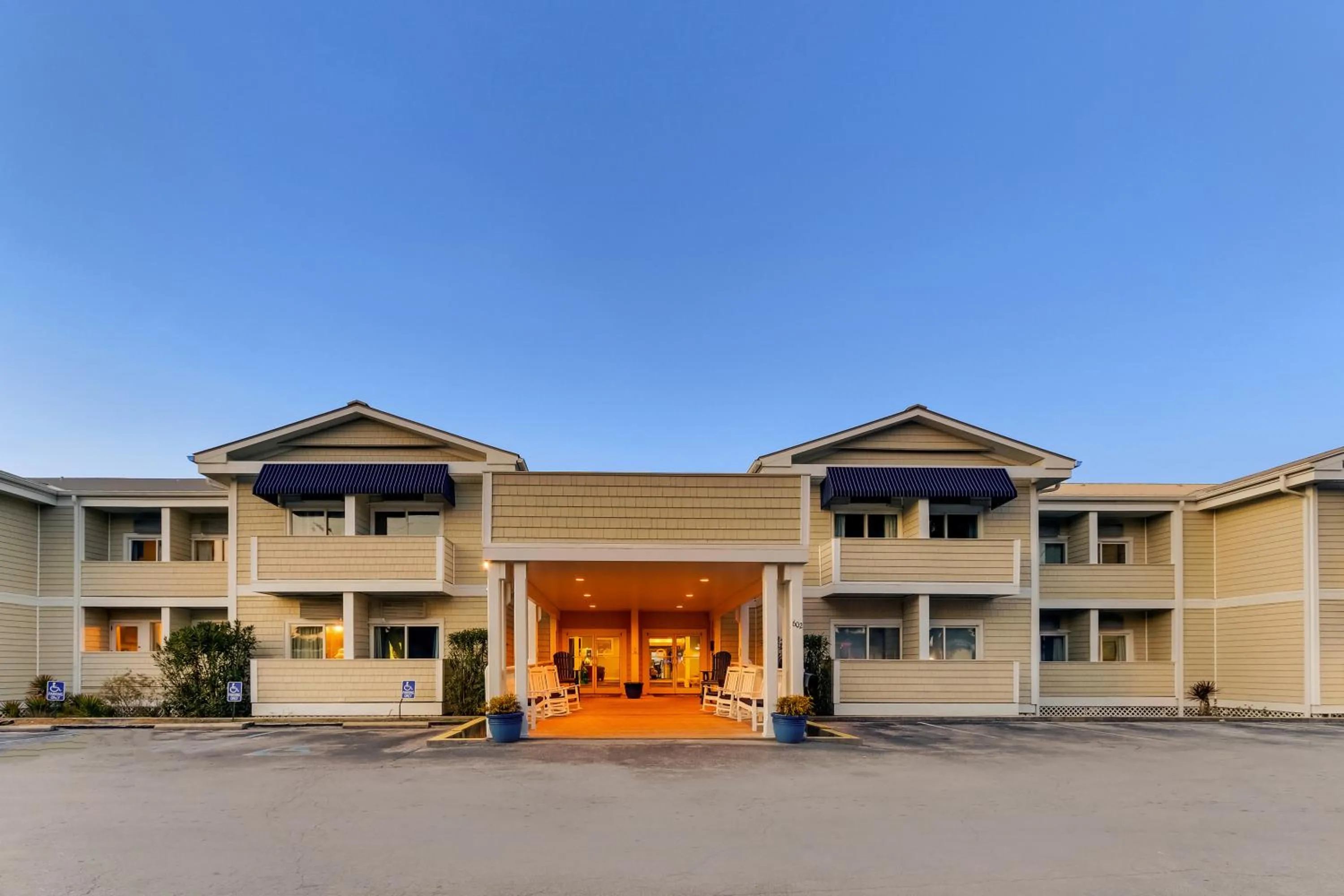 Property building in Palm Suites