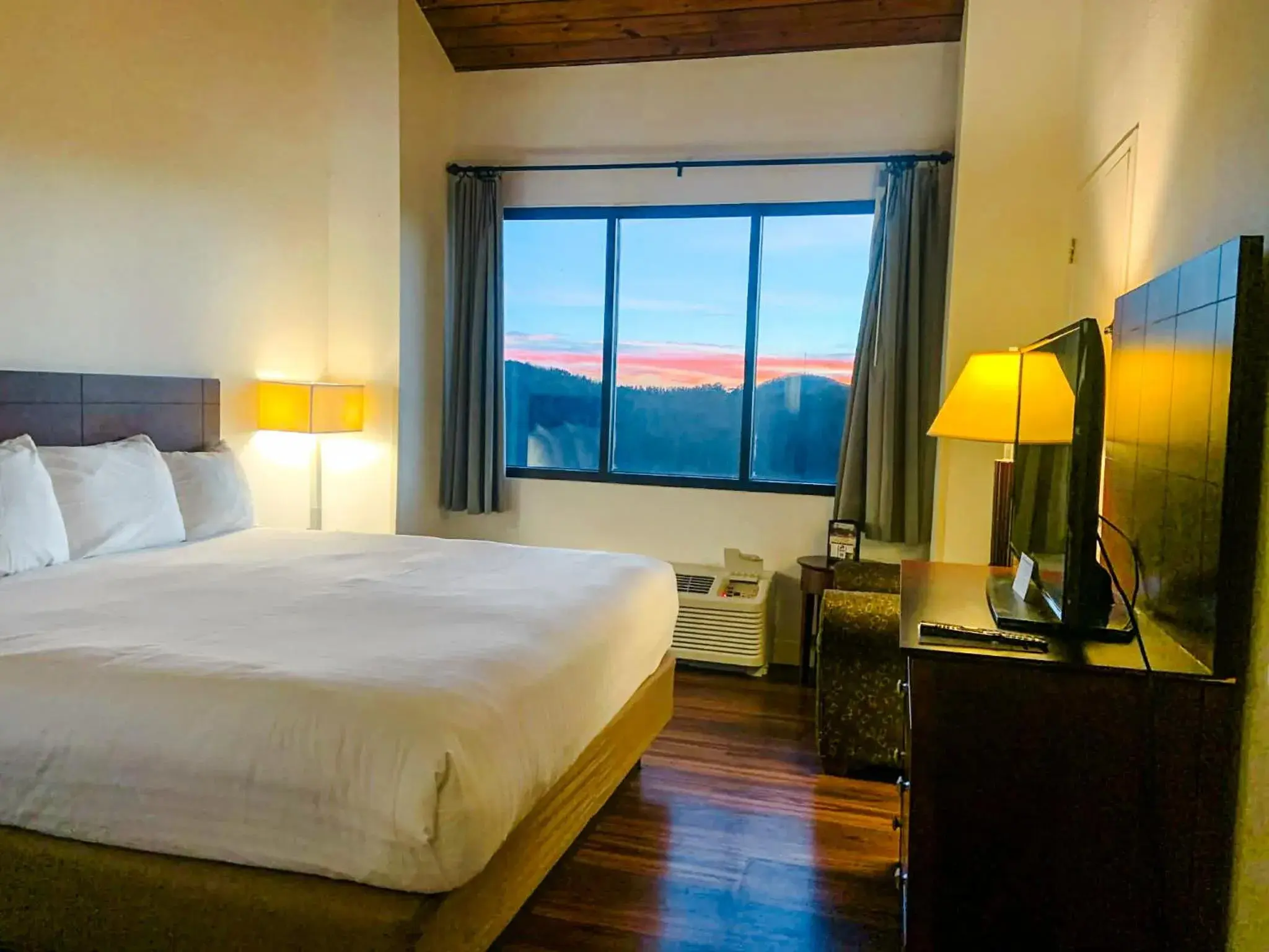 Bed in Unicoi State Park & Lodge Bed in Unicoi State Park & Lodge