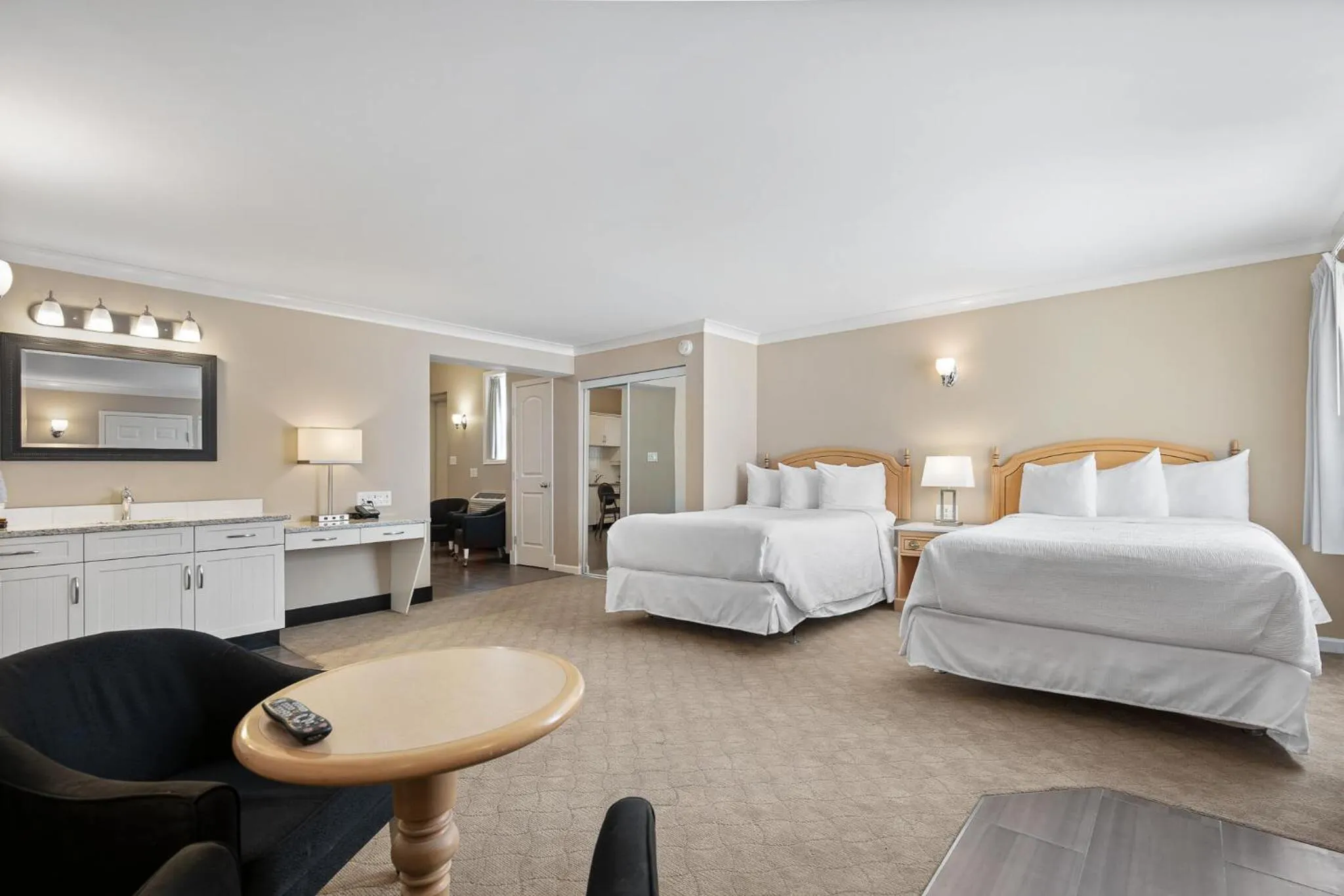 Bed in Glenwood Inn & Suites