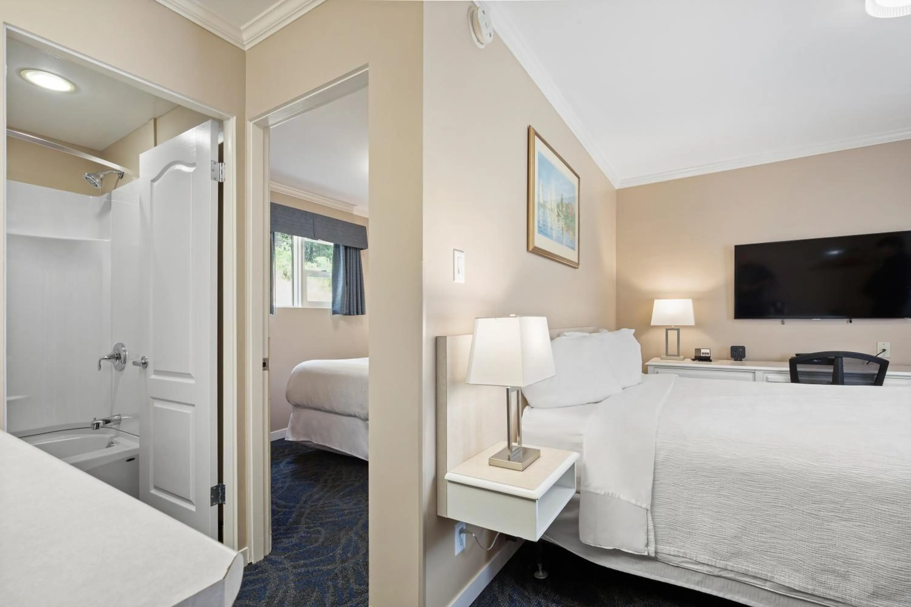 Bed in Glenwood Inn & Suites