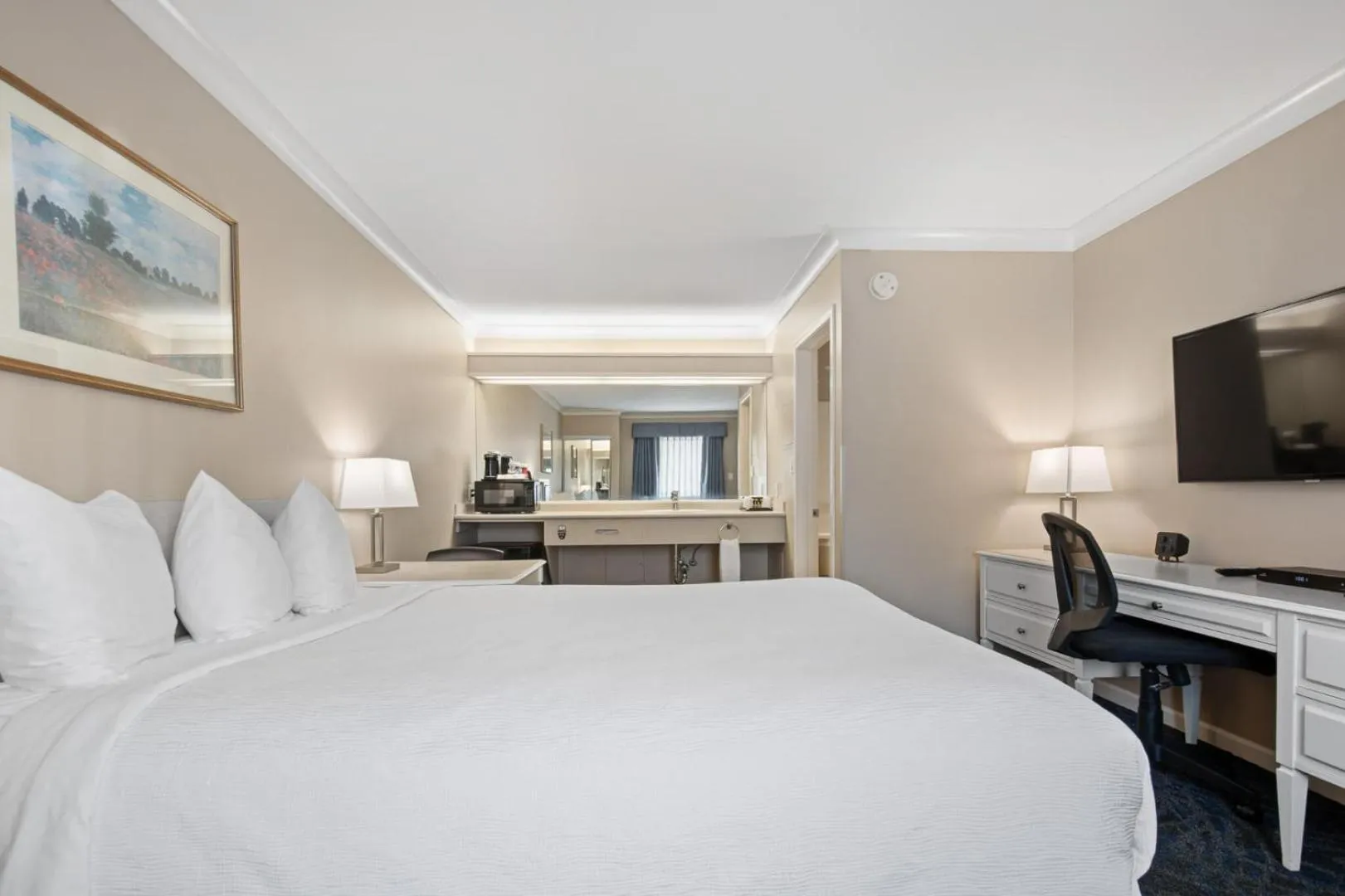 Bed in Glenwood Inn & Suites