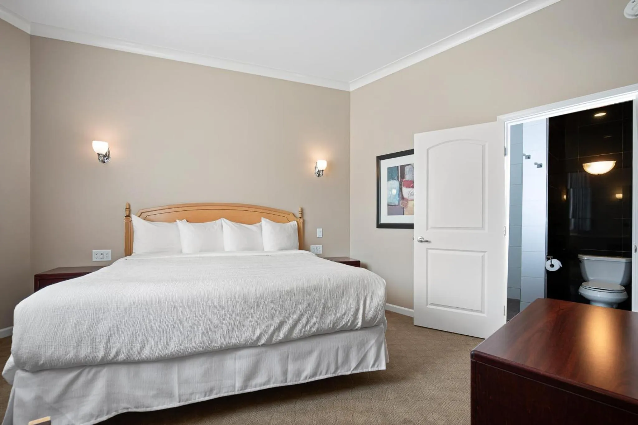 Bed in Glenwood Inn & Suites