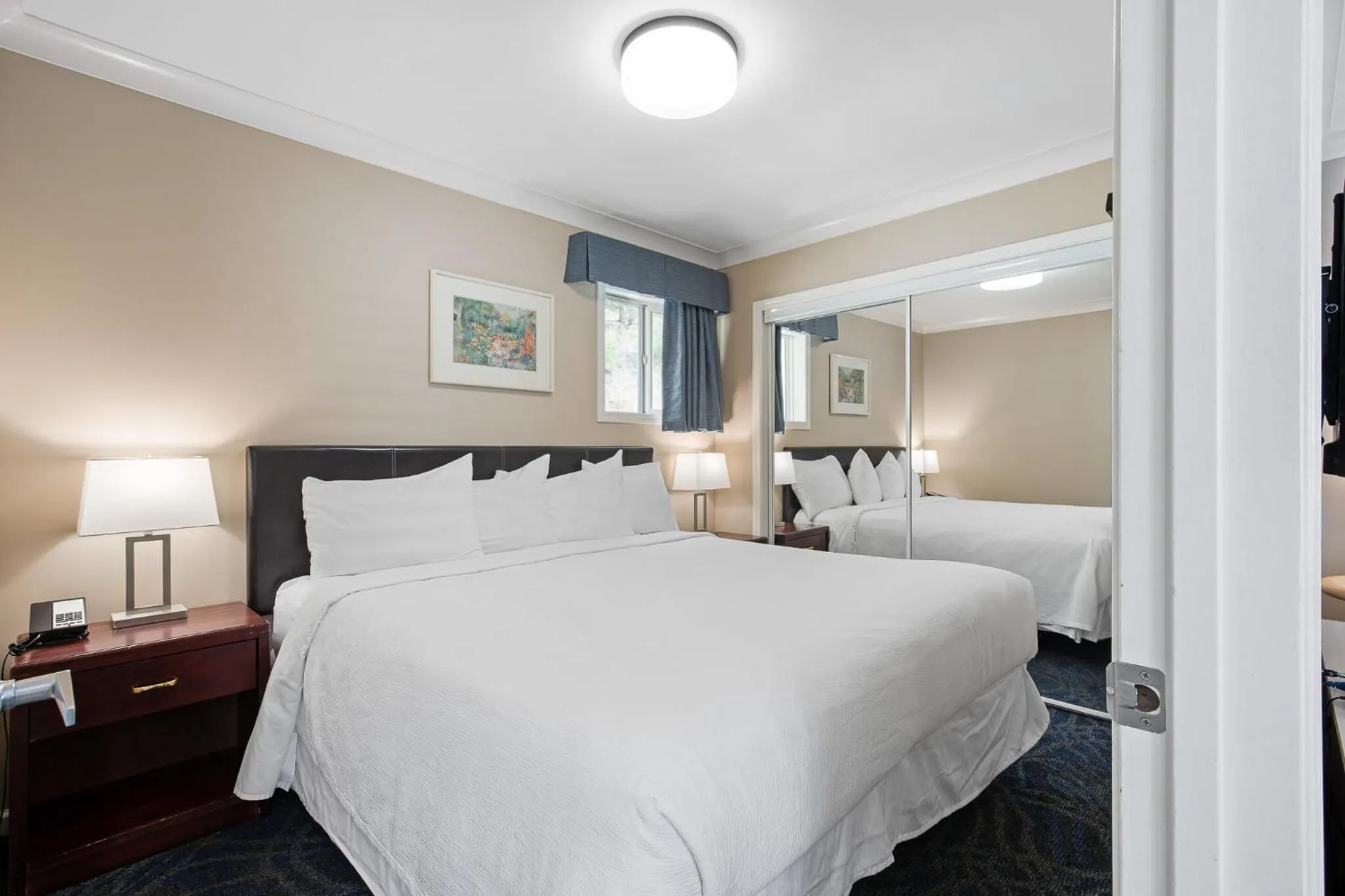 Bed in Glenwood Inn & Suites