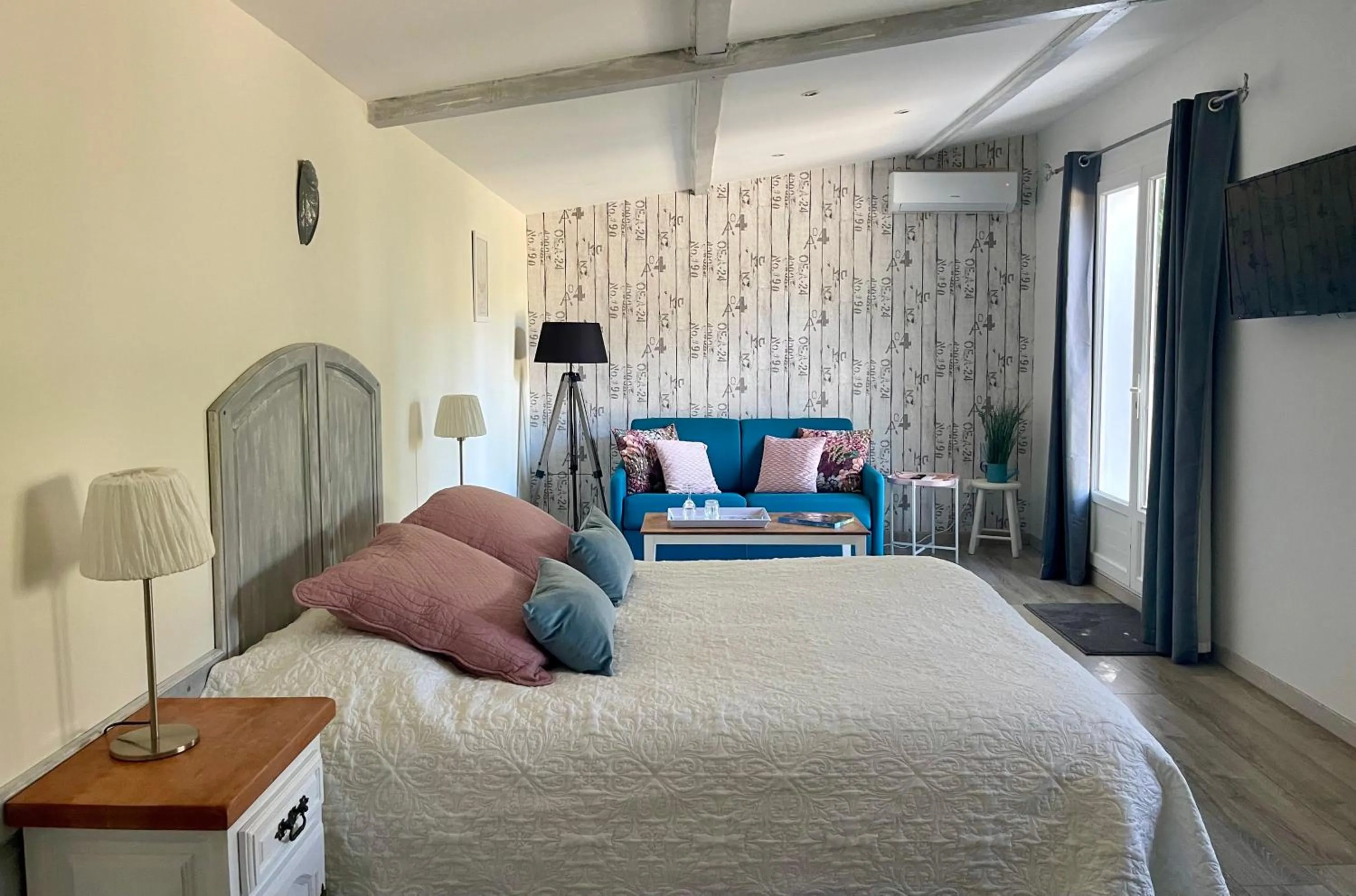 Photo of the whole room in Domaine Au Coeur des Alpilles