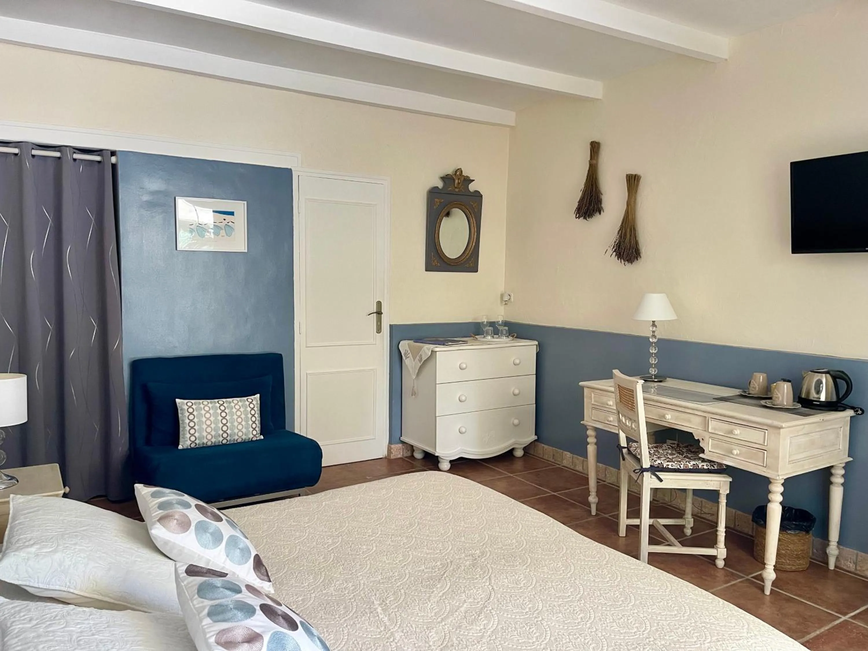 Photo of the whole room in Domaine Au Coeur des Alpilles