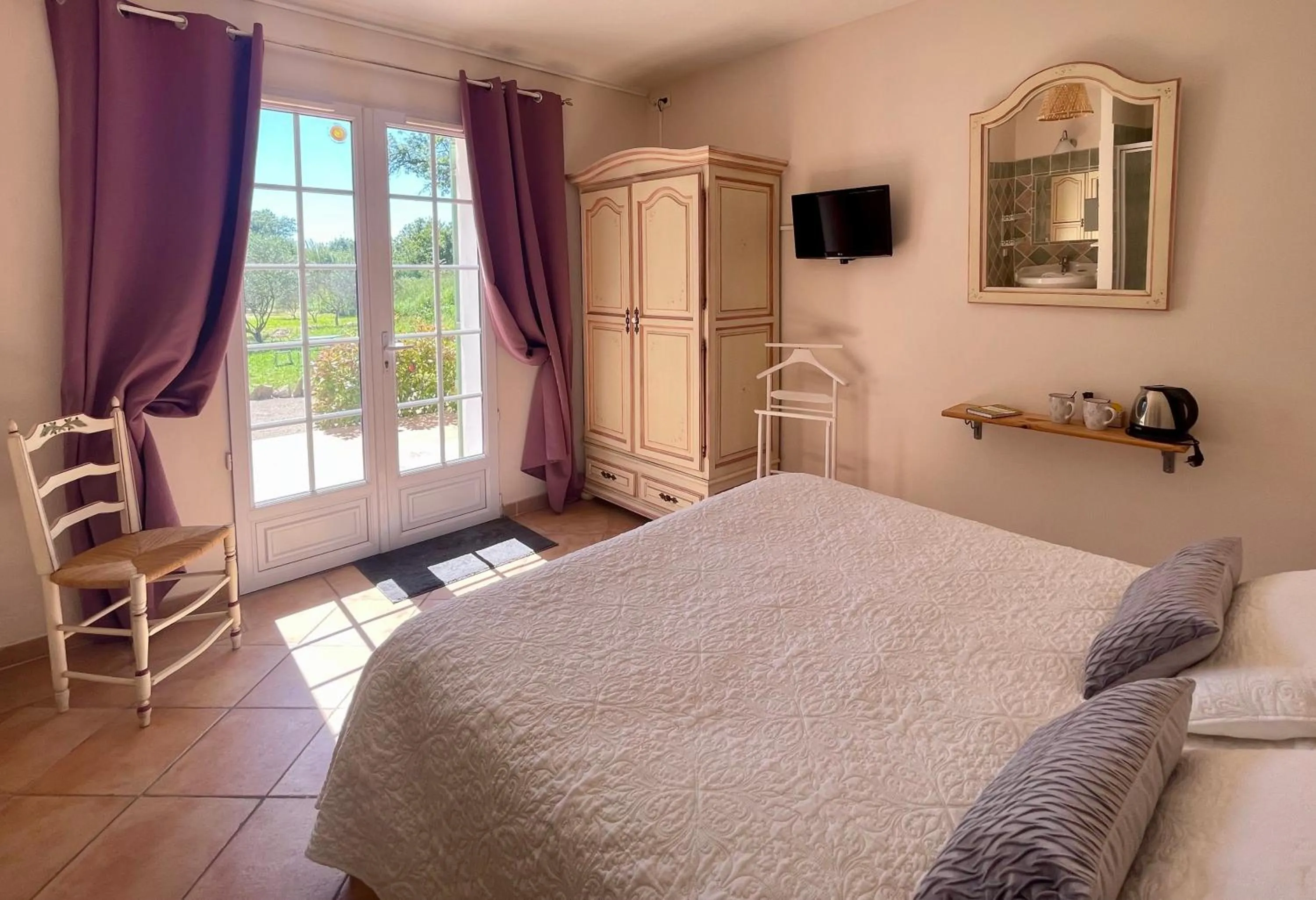 Photo of the whole room in Domaine Au Coeur des Alpilles