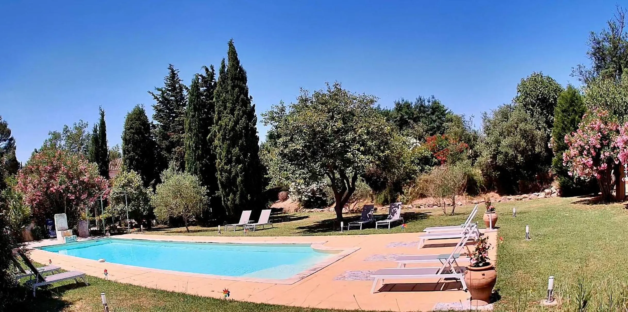 Pool view in Domaine Au Coeur des Alpilles