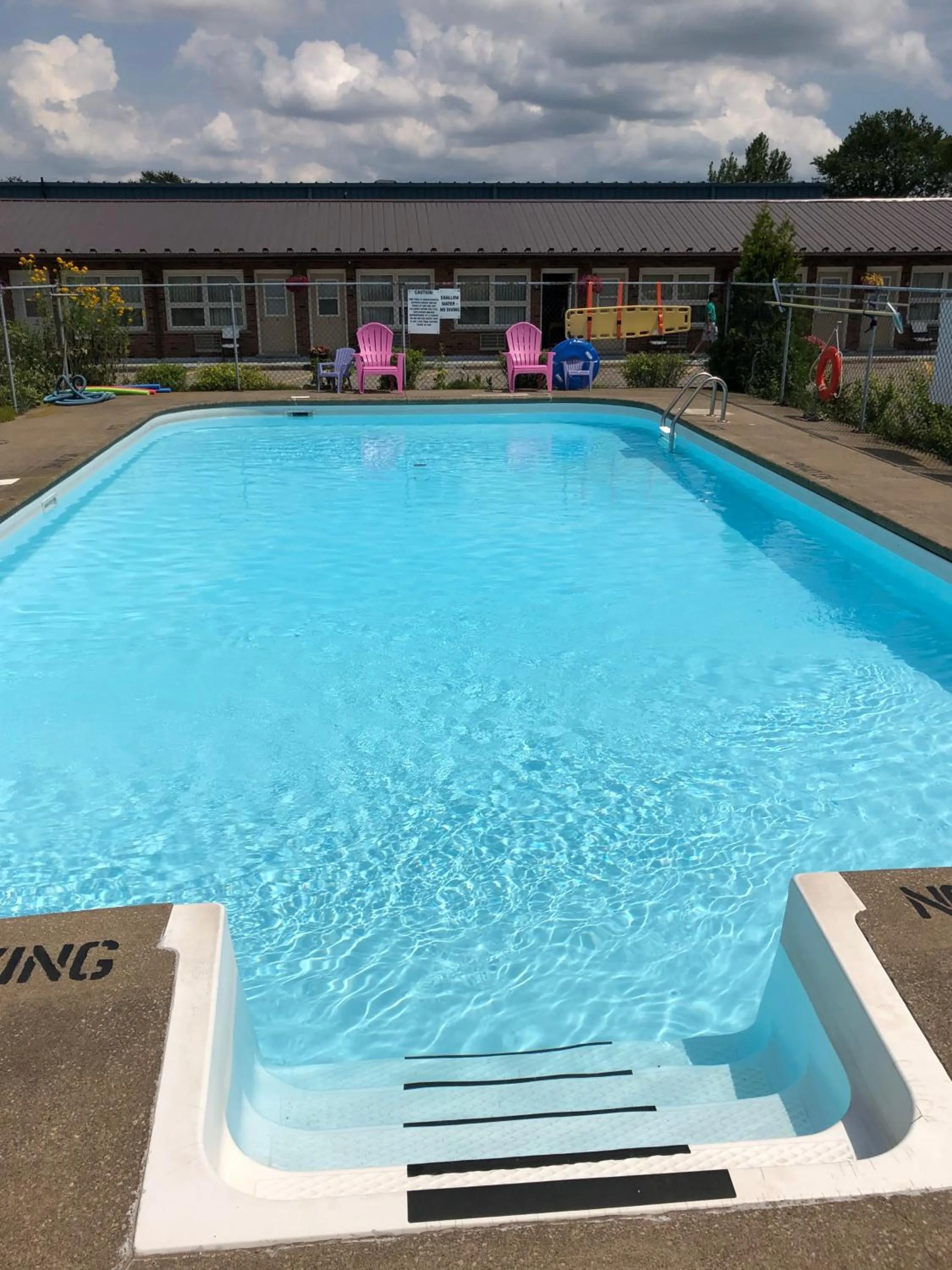 Swimming pool in Good Night Inn
