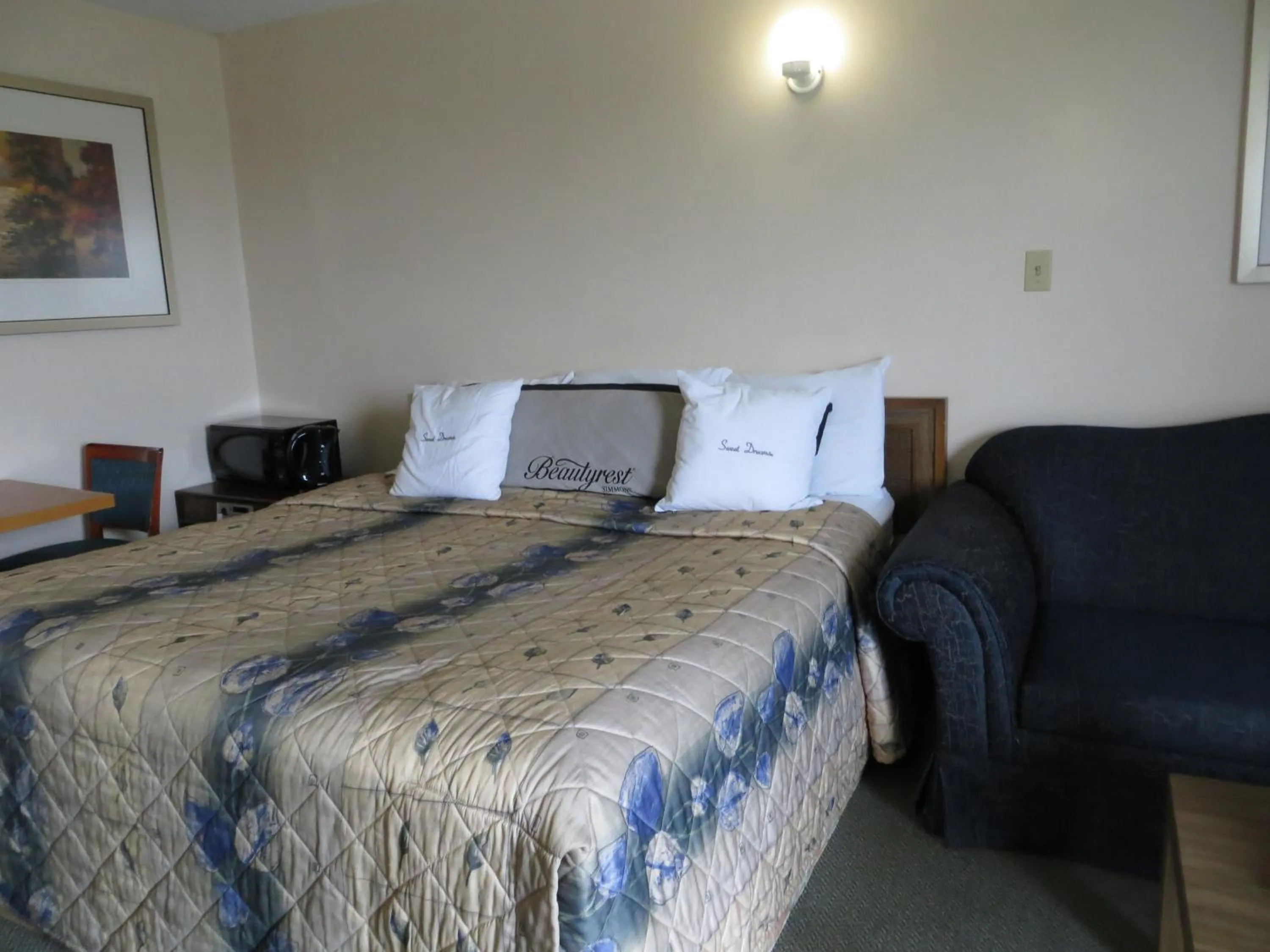 Bed in Good Night Inn