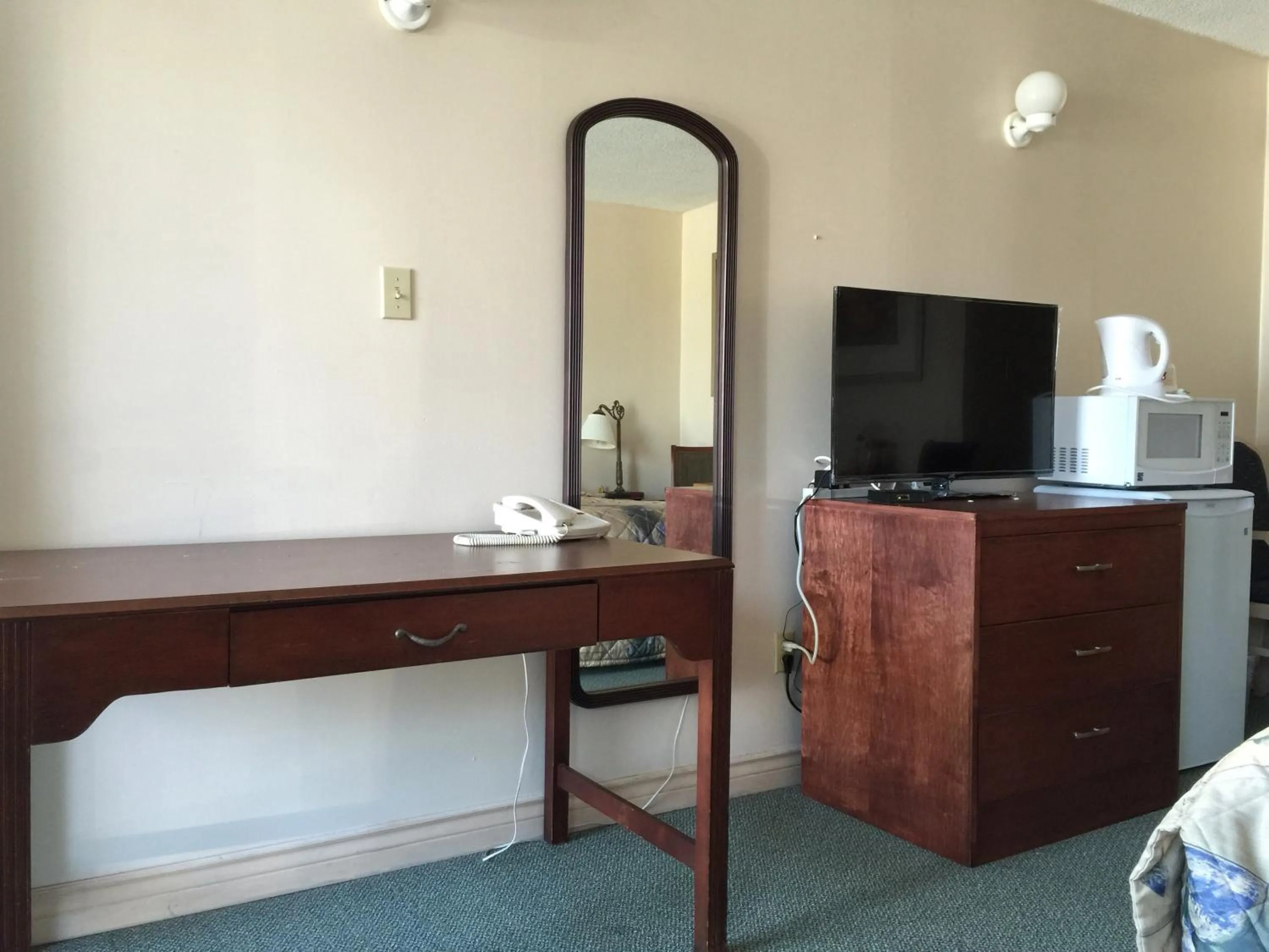 TV and multimedia in Good Night Inn