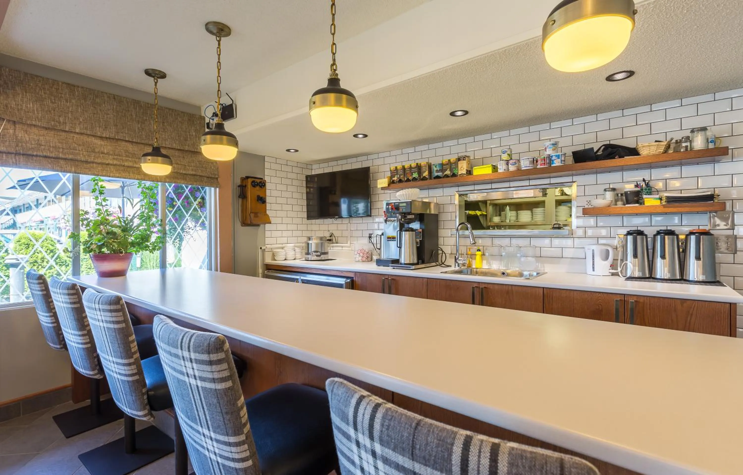 Restaurant/places to eat in Grama's Inn