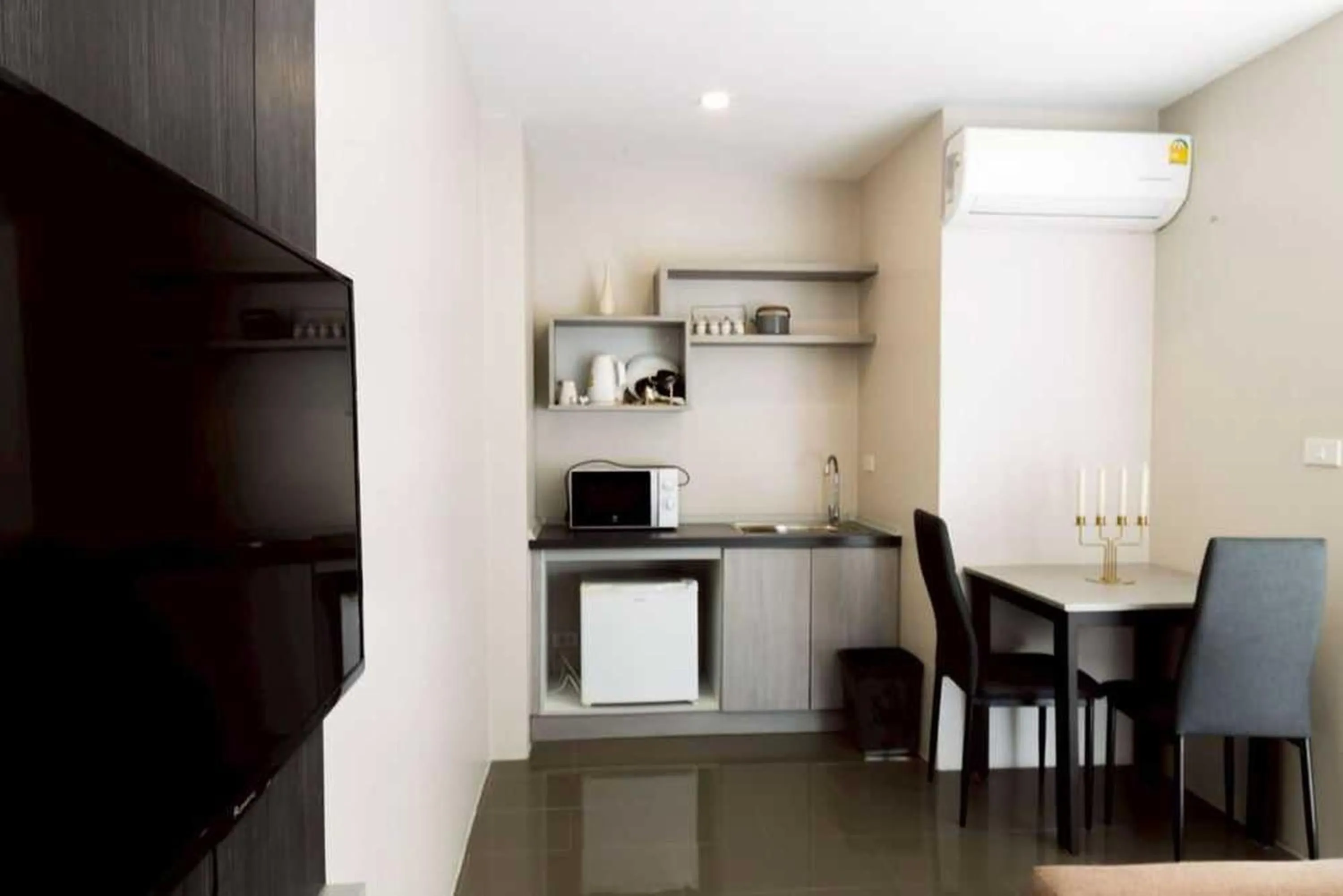 Bedroom in RQ Bangkok Sukhumvit 107 by Collection O