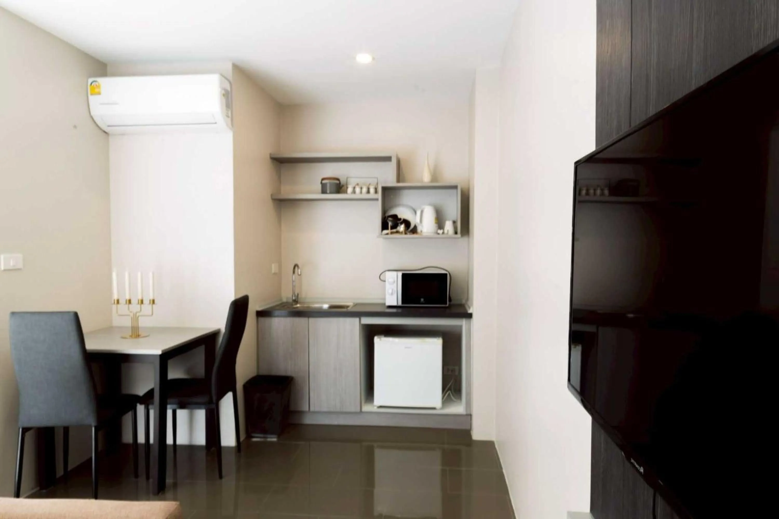 Dining area in RQ Bangkok Sukhumvit 107 by Collection O