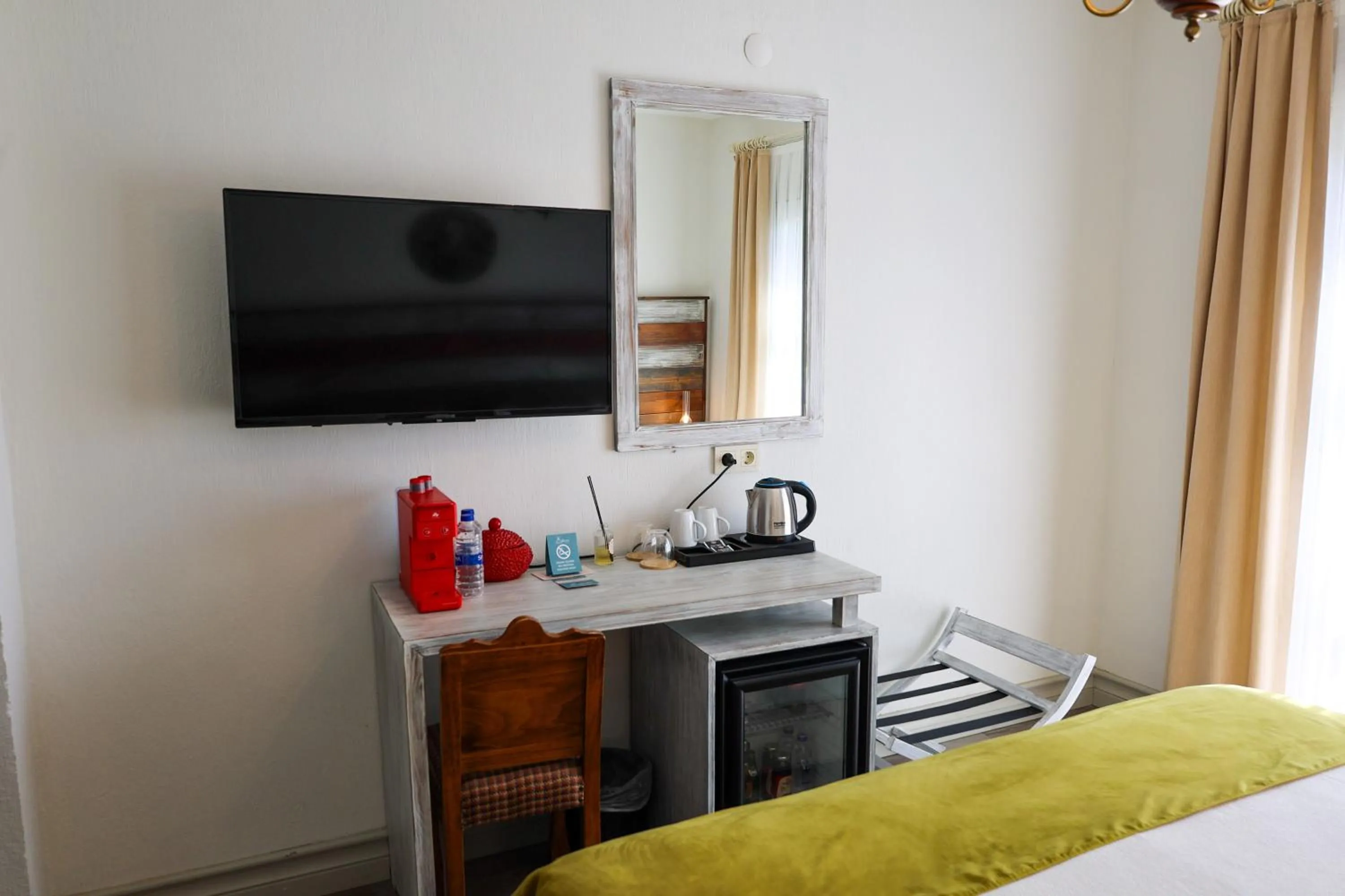 Coffee/tea facilities, Bed in AlaBora Hotel