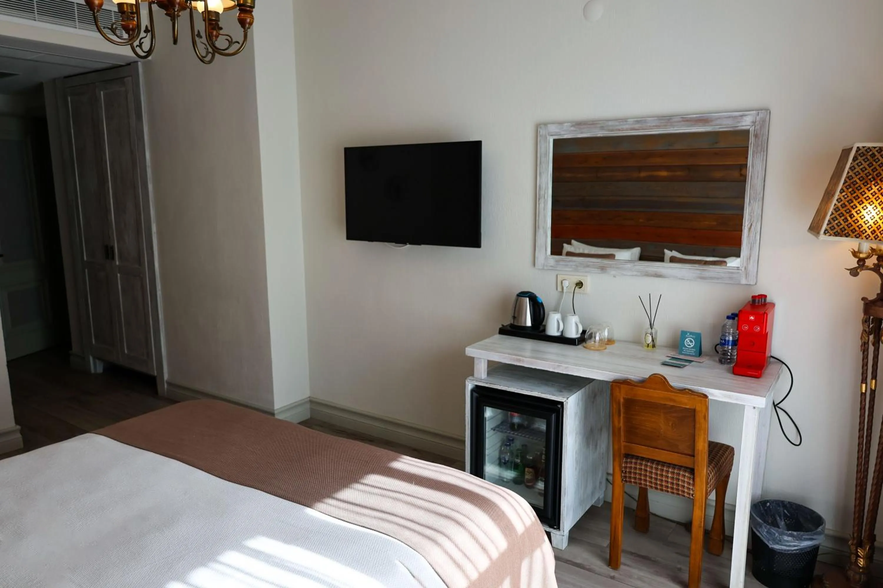 Coffee/tea facilities, Bed in AlaBora Hotel