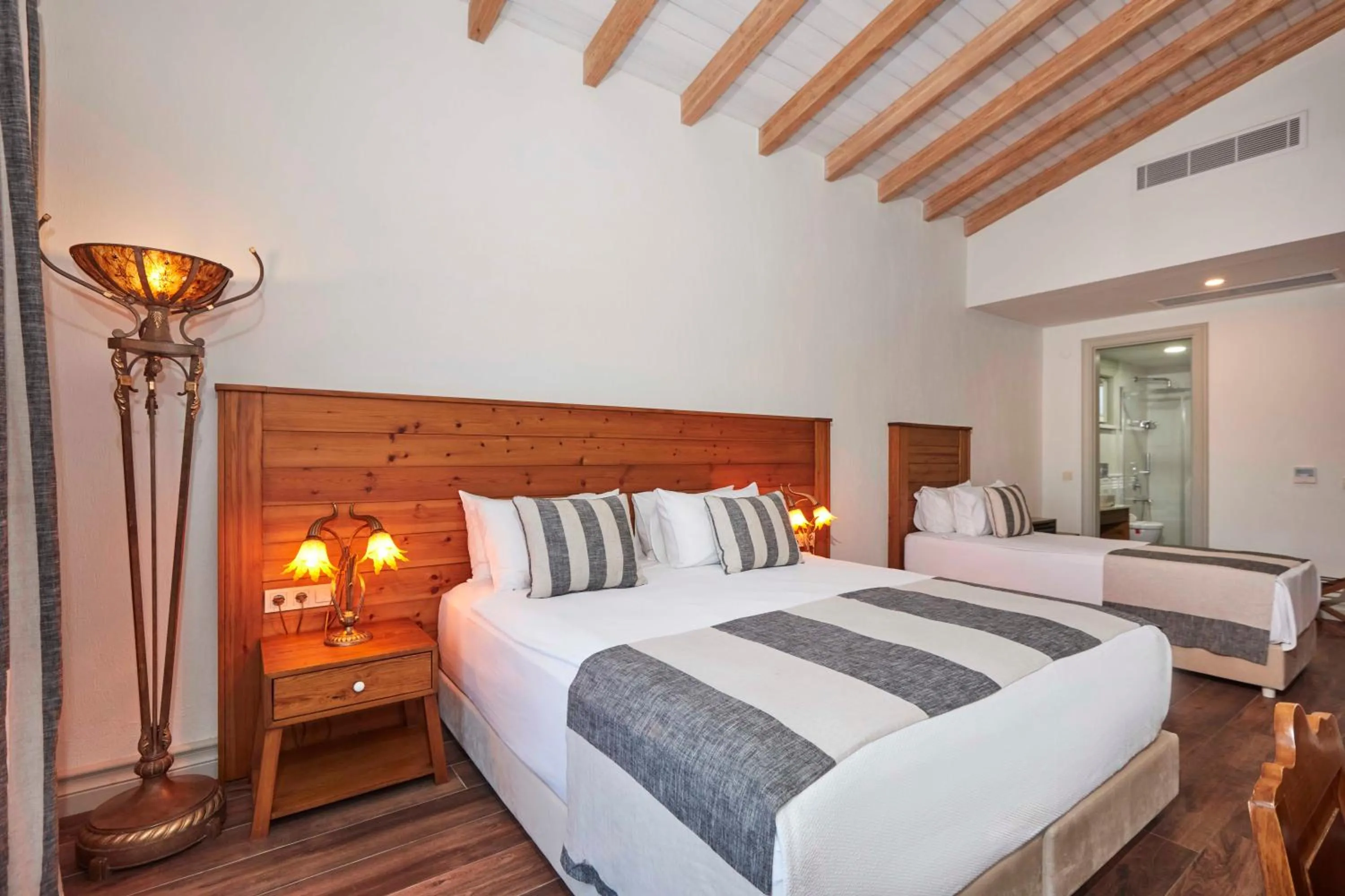 Shower, Bed in AlaBora Hotel