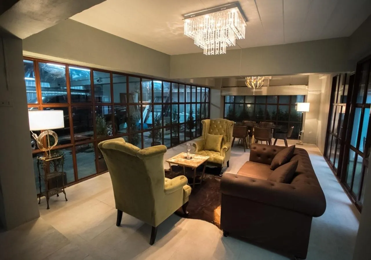 Seating area in RoomQuest Bangkok Ratchada