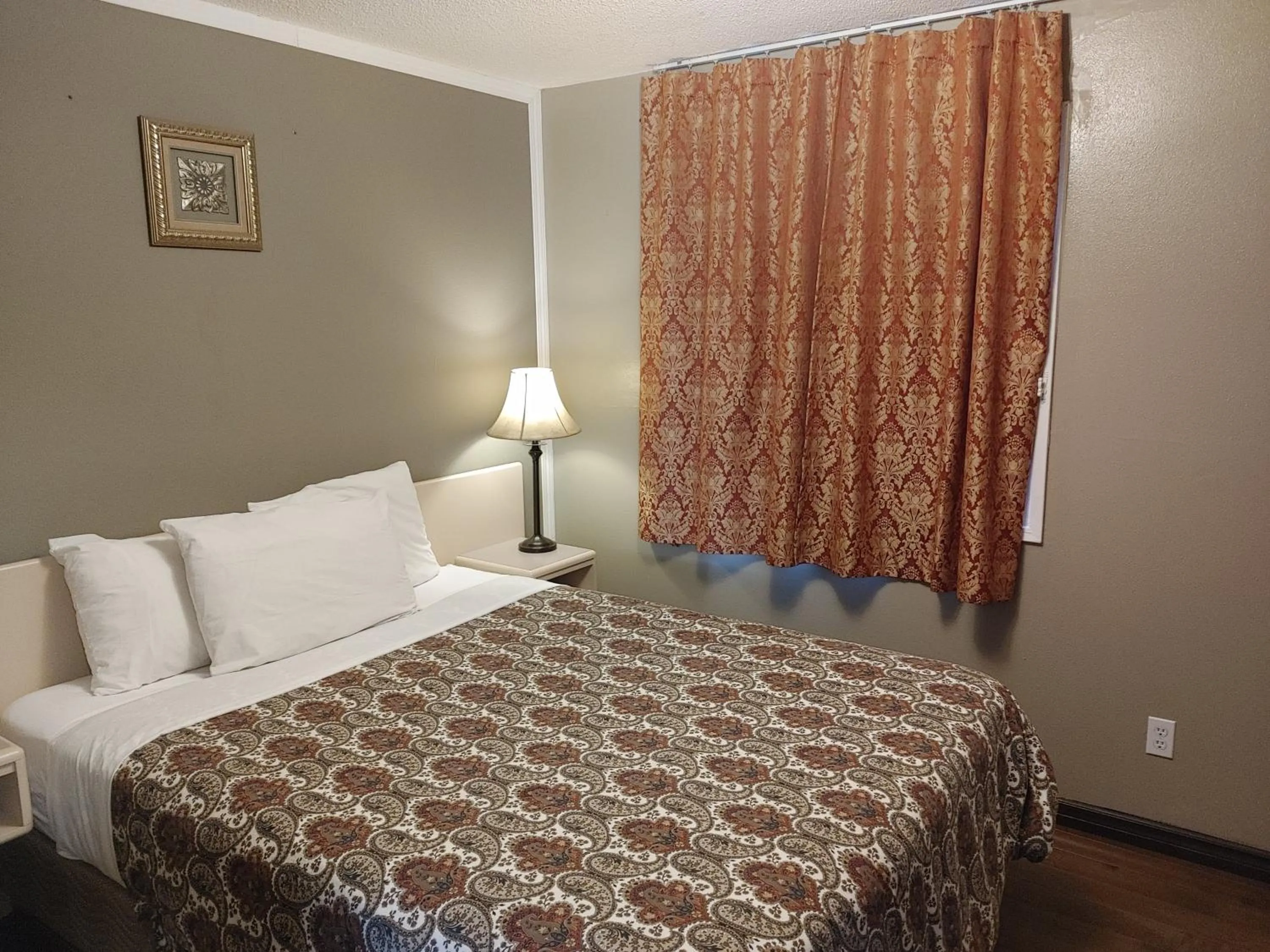 Bedroom, Bed in Magnuson Hotel Creston