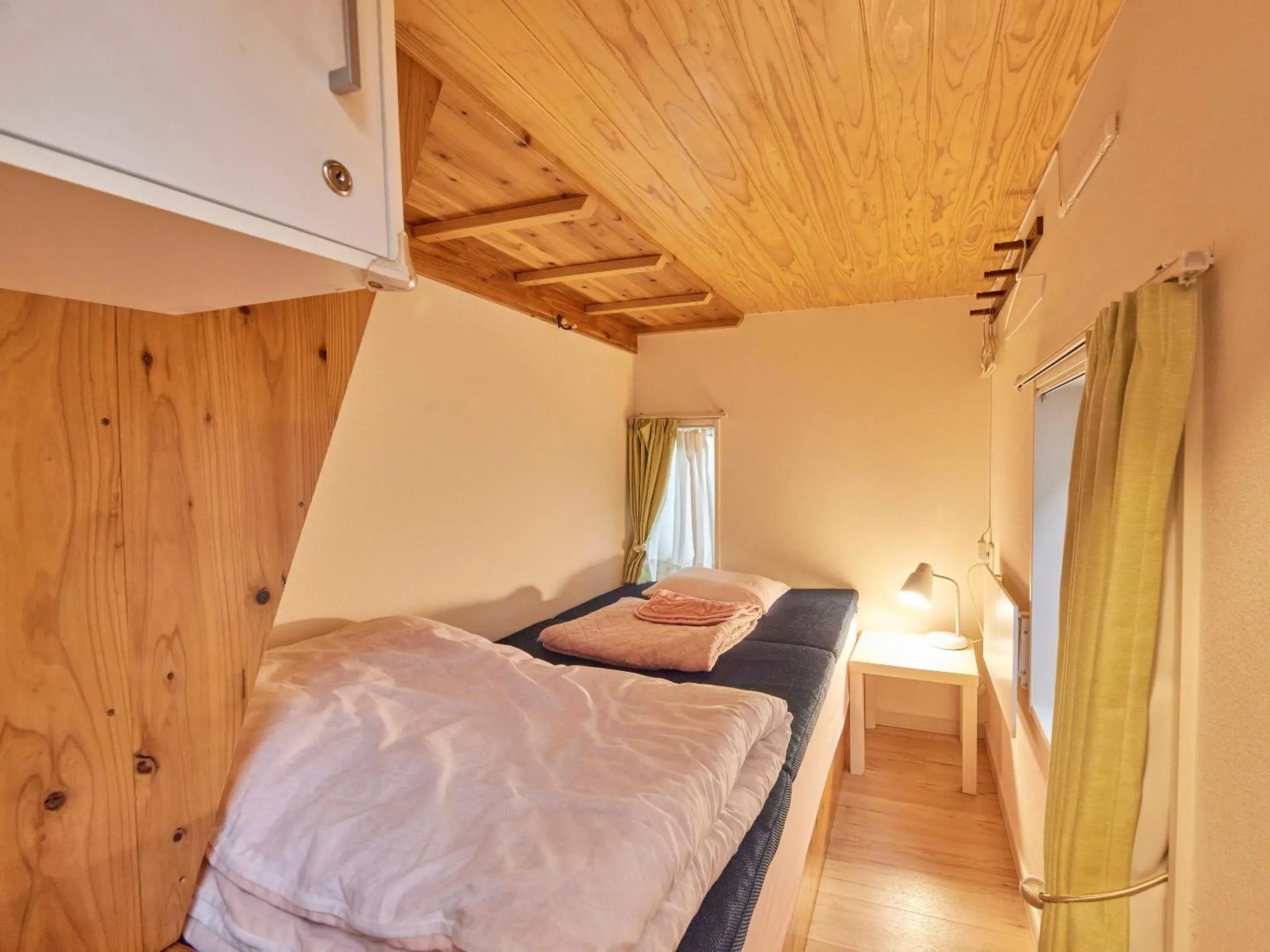 Bed in 4-Bed Female Dormitory Room in Itosima Guesthouse TOMO Bed in 4-Bed Female Dormitory Room in Itosima Guesthouse TOMO