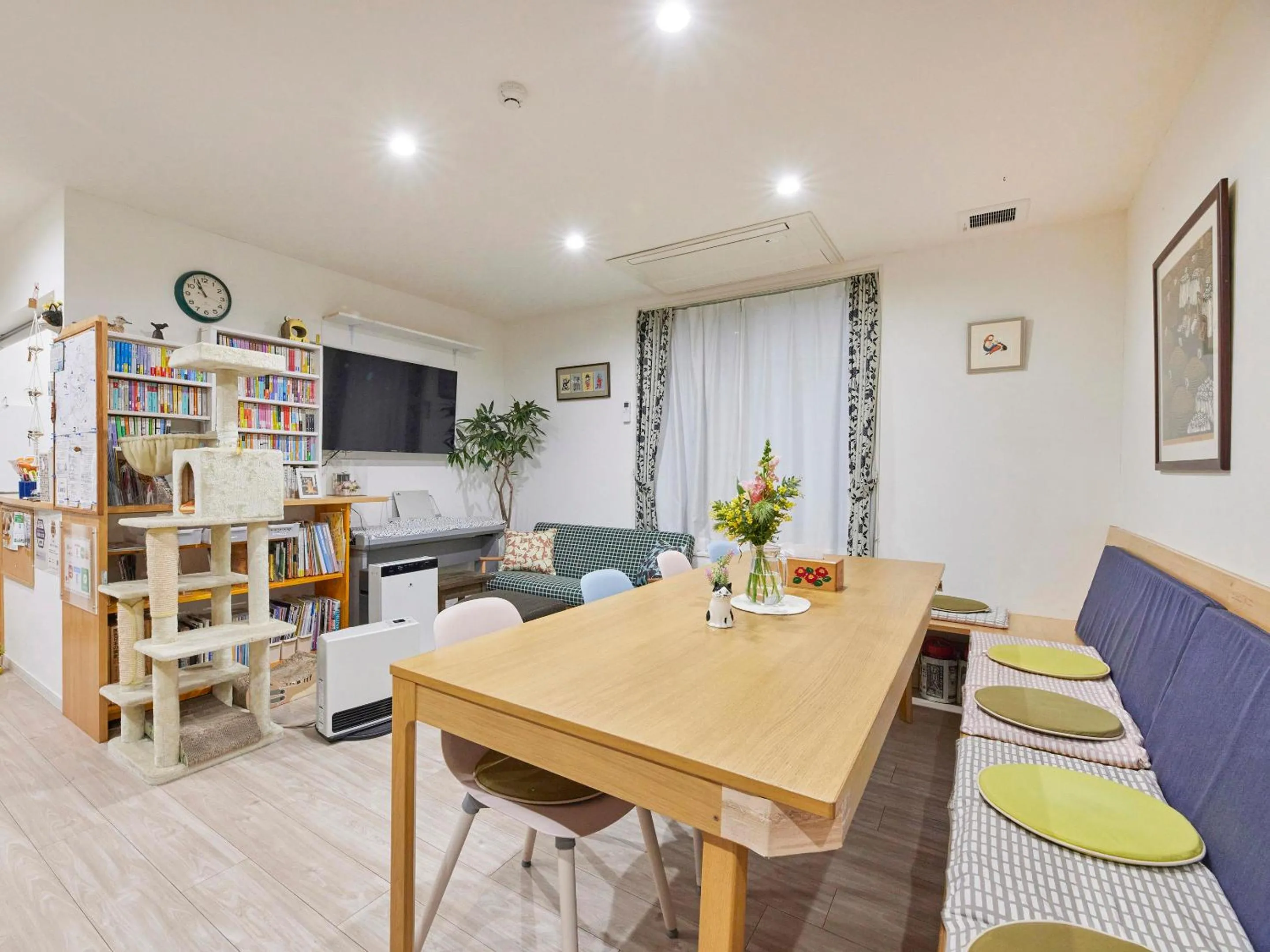 Communal lounge/ TV room in Itosima Guesthouse TOMO