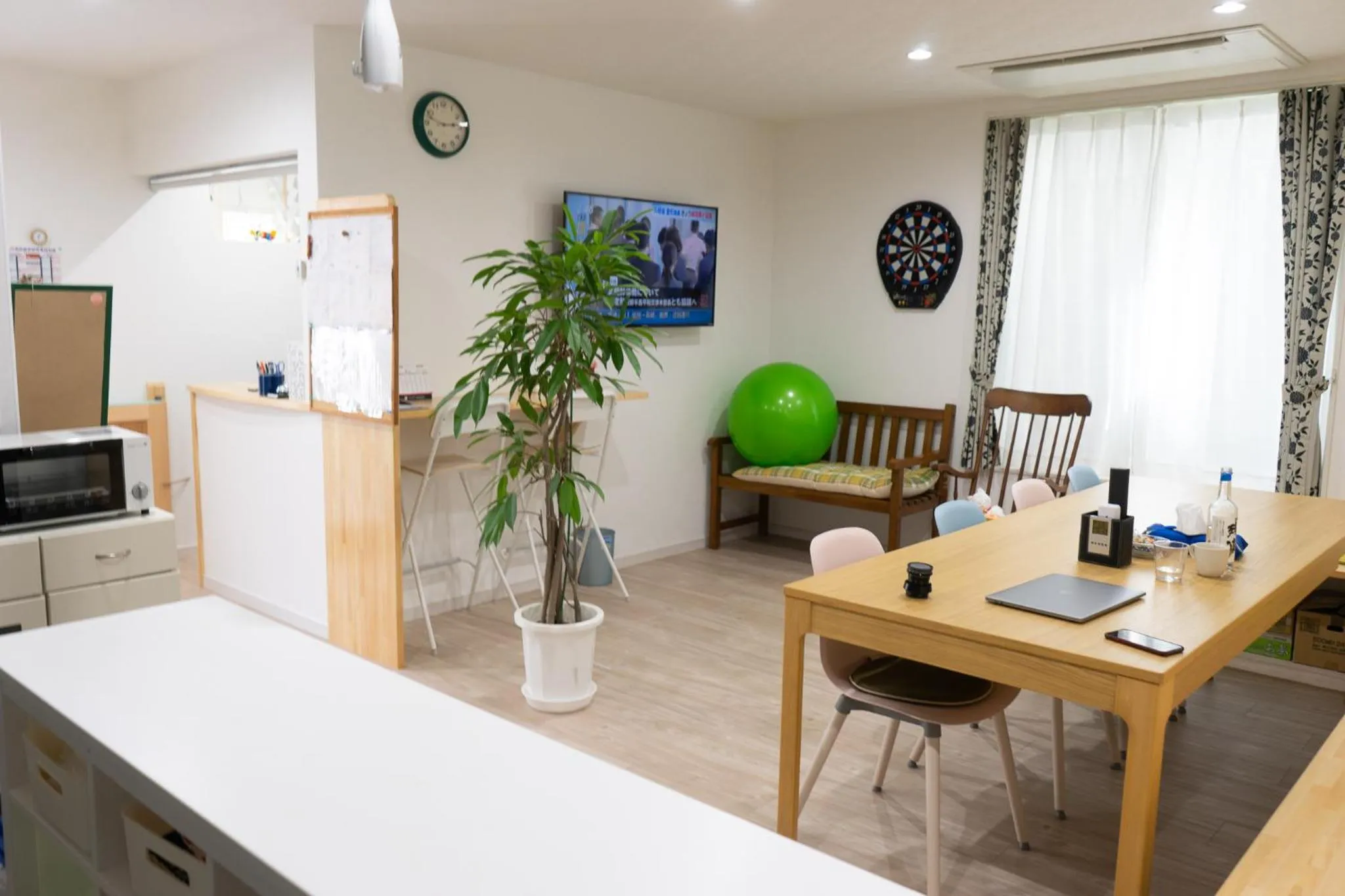 Dining area in Itosima Guesthouse TOMO