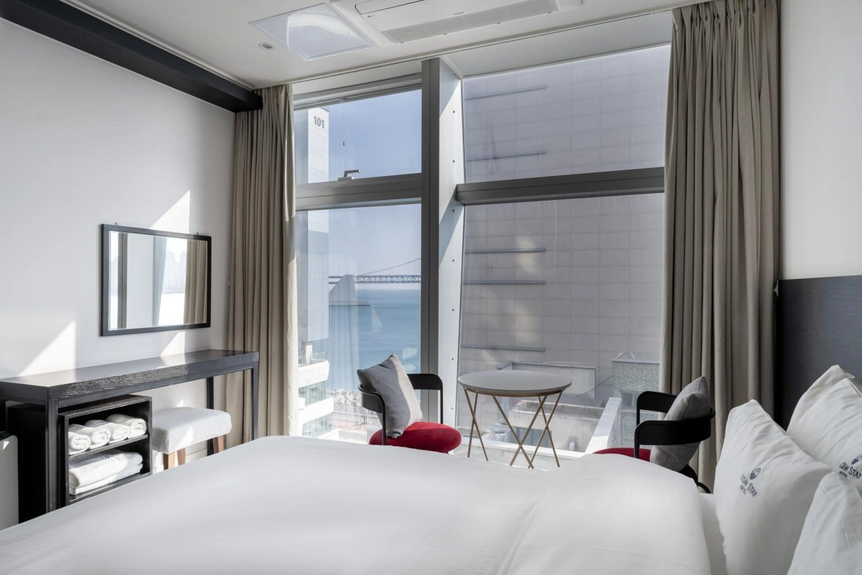 Bedroom, Bed in 오션스테이 호텔