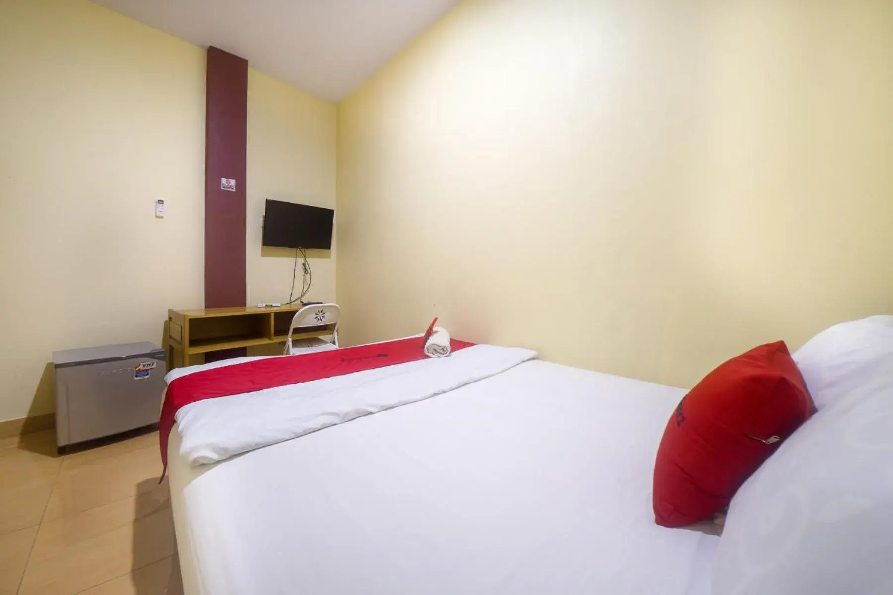 Bedroom, Bed in RedDoorz near TVRI Gorontalo