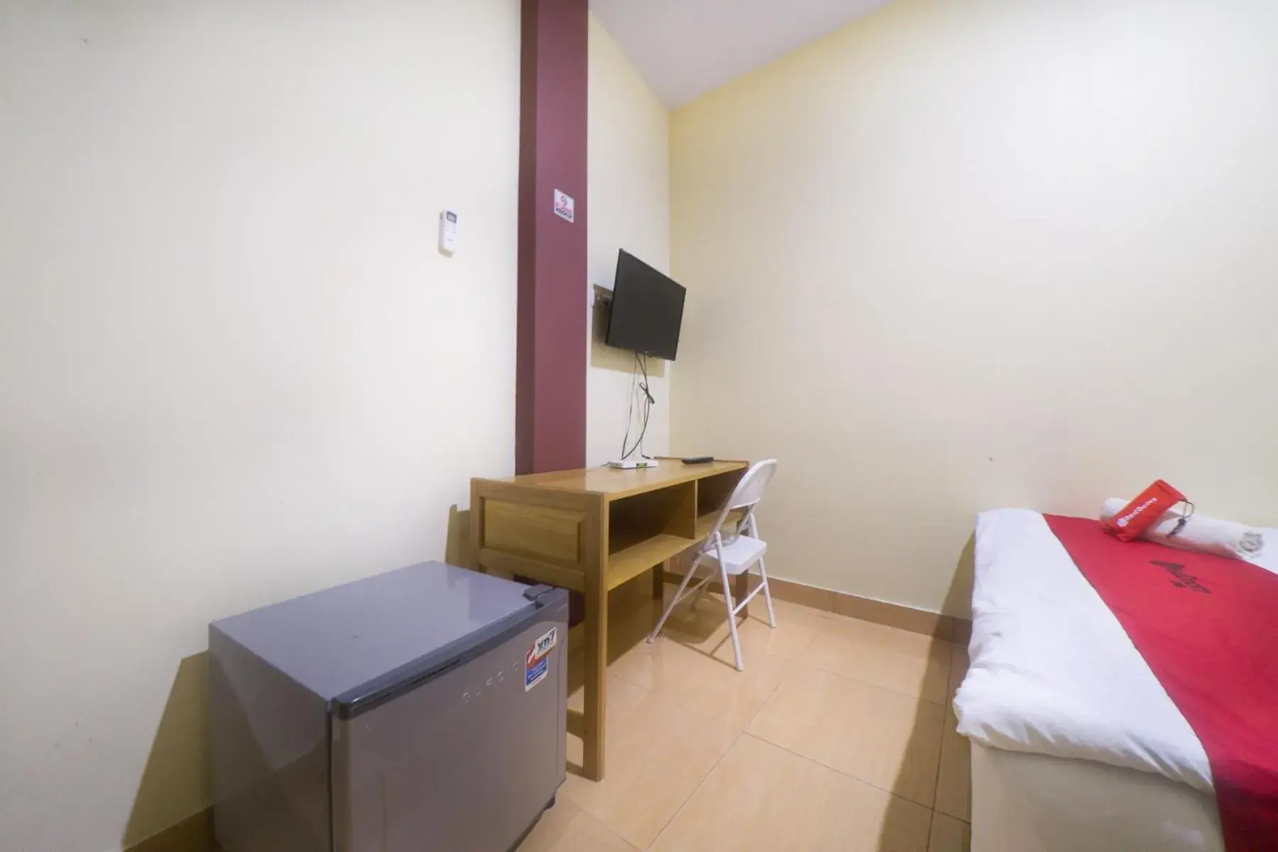 Bedroom, TV/Entertainment Center in RedDoorz near TVRI Gorontalo