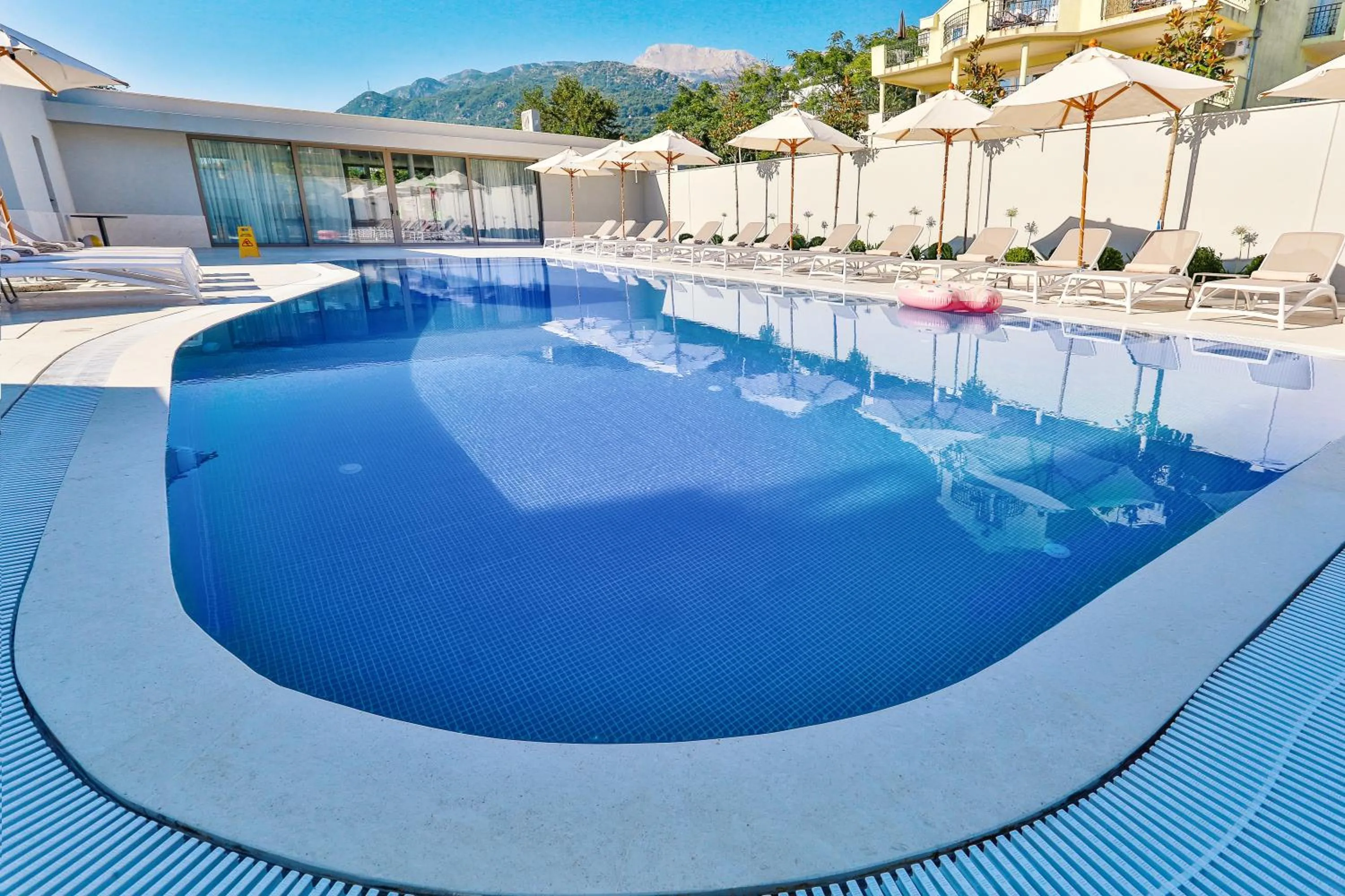 Swimming pool in Avanti Hotel & Spa