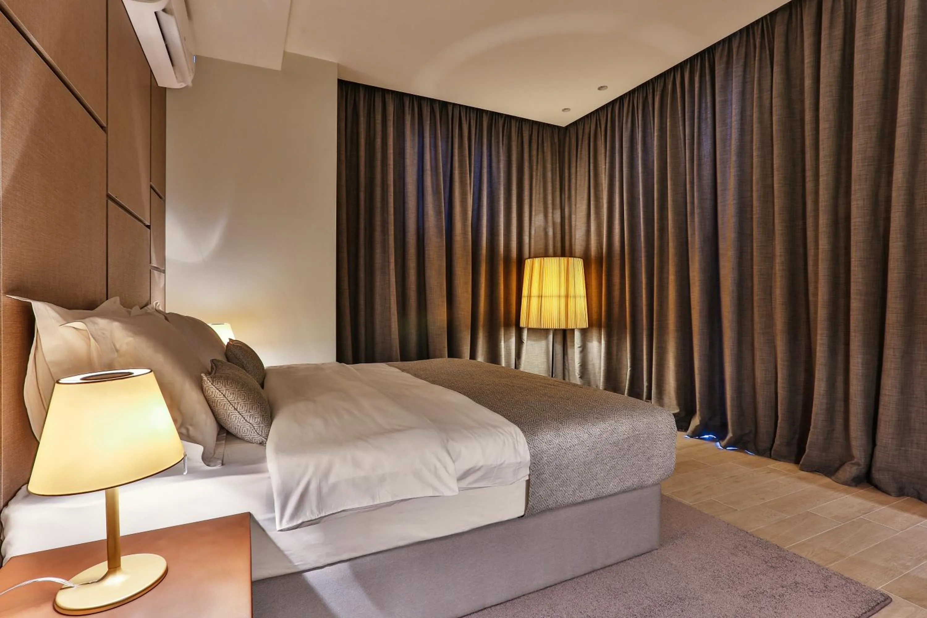 Bed in Avanti Hotel & Spa