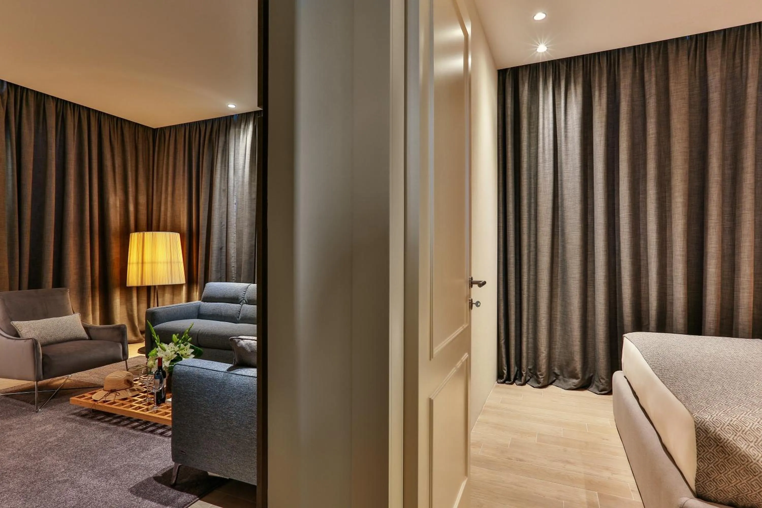 Seating area, Bed in Avanti Hotel & Spa