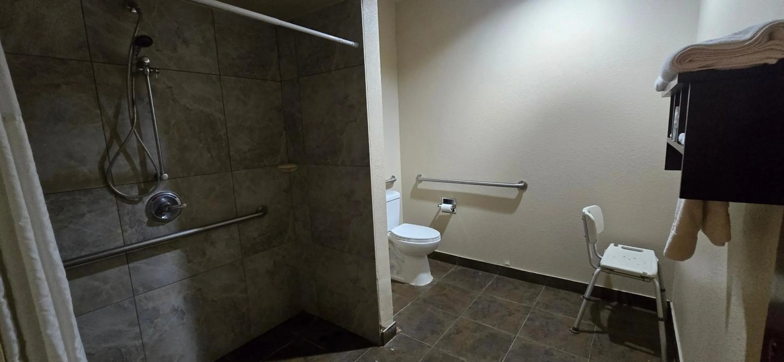 Super 8 by Wyndham Dilley TX