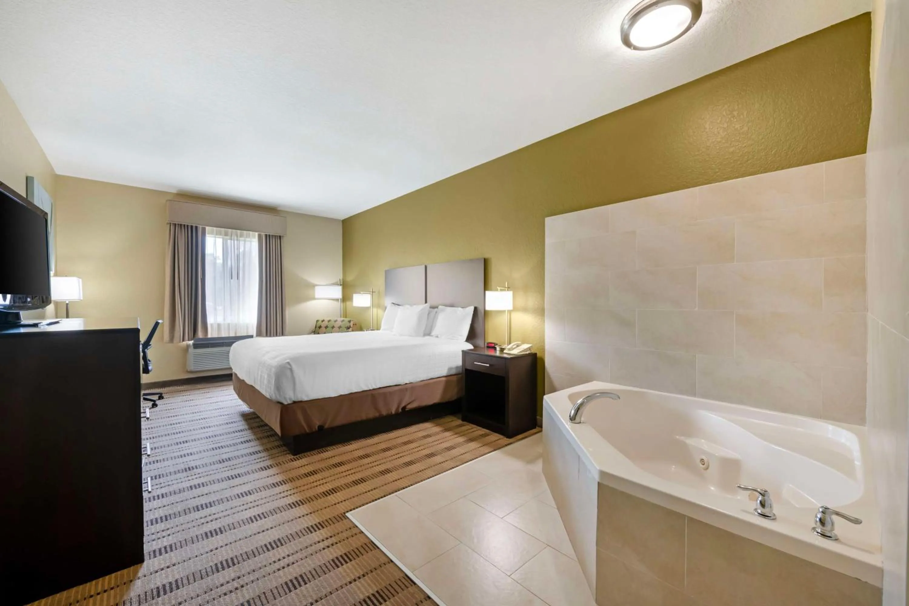 Bedroom, Bed in Best Western Edgewater Inn