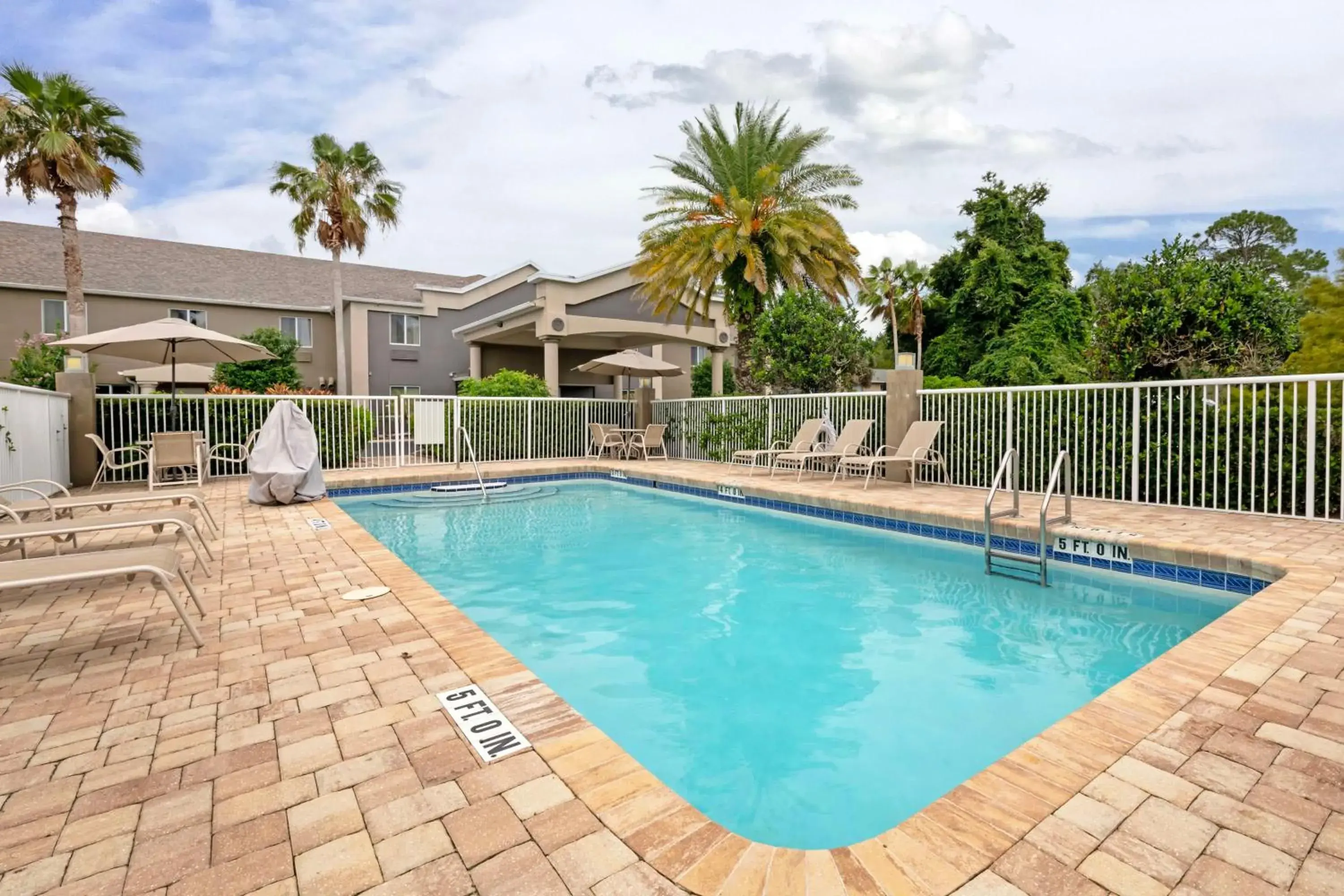 Pool view in Best Western Edgewater Inn Pool view in Best Western Edgewater Inn