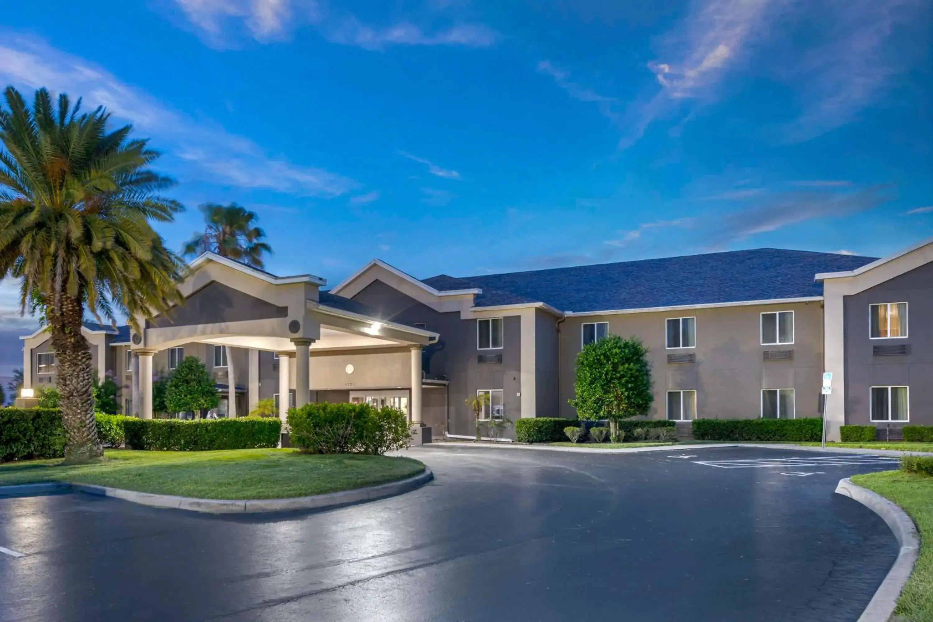 Property building in Best Western Edgewater Inn Property building in Best Western Edgewater Inn