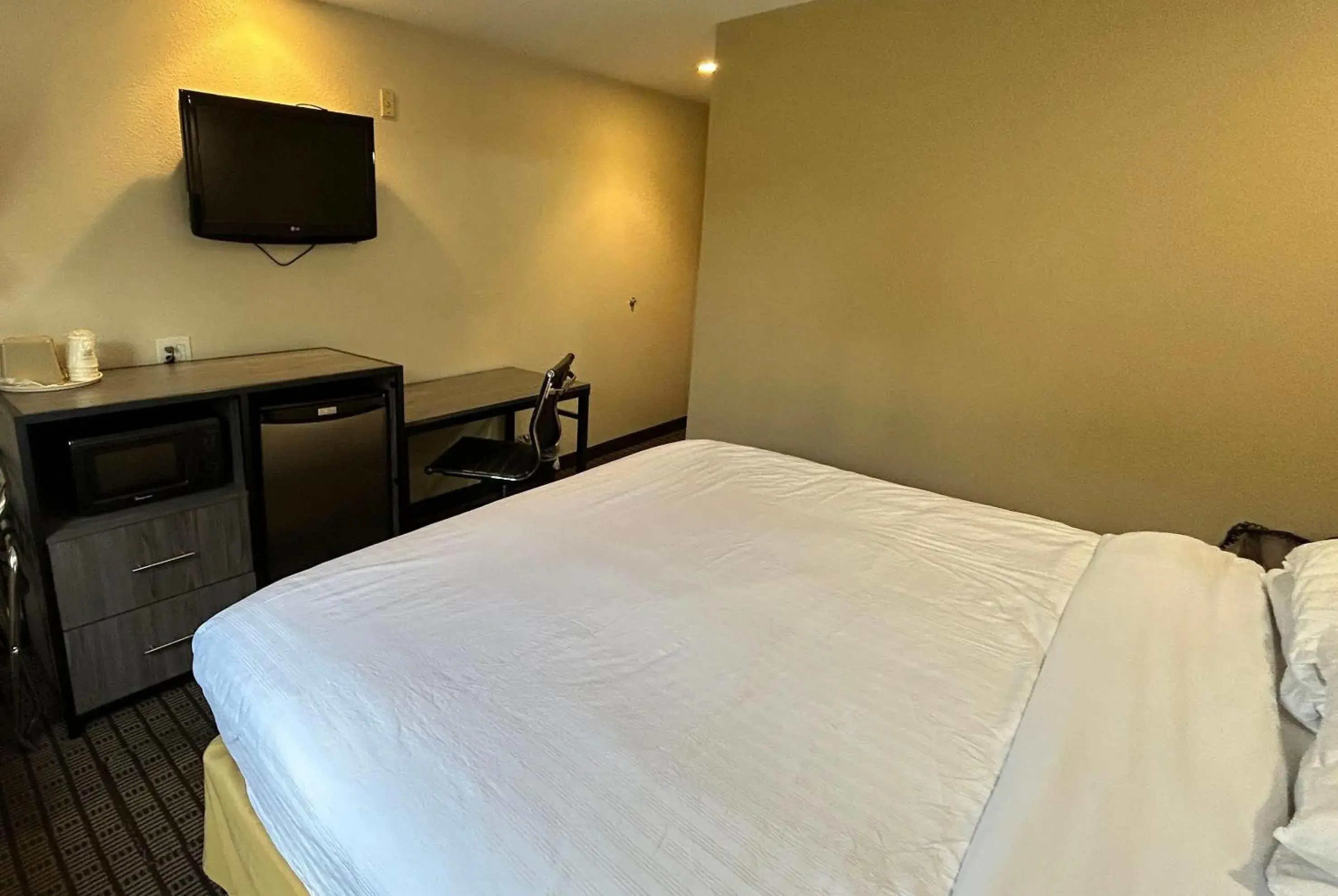 Photo of the whole room, Bed in Travelodge by Wyndham Arlington/Dallas Area Photo of the whole room, Bed in Travelodge by Wyndham Arlington/Dallas Area