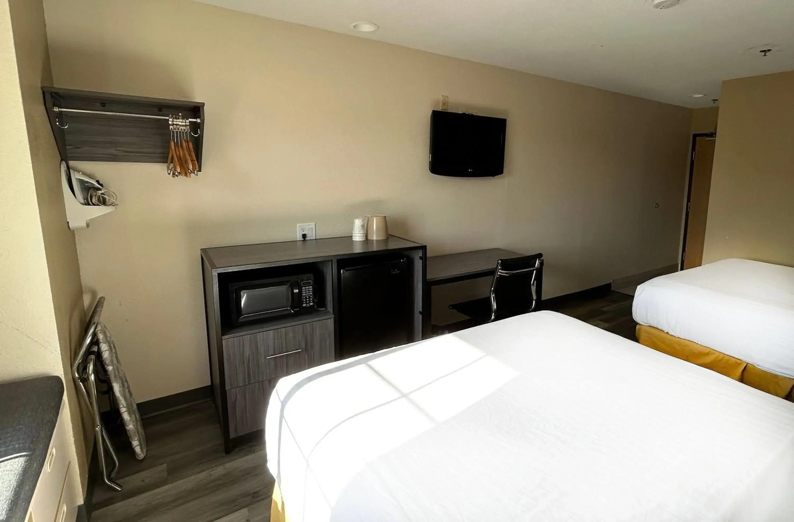 Photo of the whole room, Bed in Travelodge by Wyndham Arlington/Dallas Area Photo of the whole room, Bed in Travelodge by Wyndham Arlington/Dallas Area