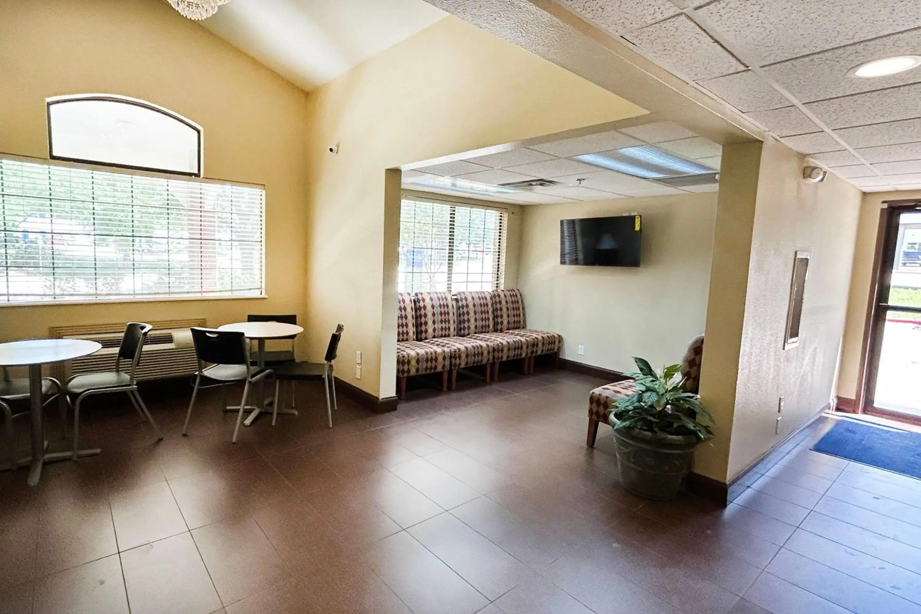 Lobby or reception in Travelodge by Wyndham Arlington/Dallas Area Lobby or reception in Travelodge by Wyndham Arlington/Dallas Area