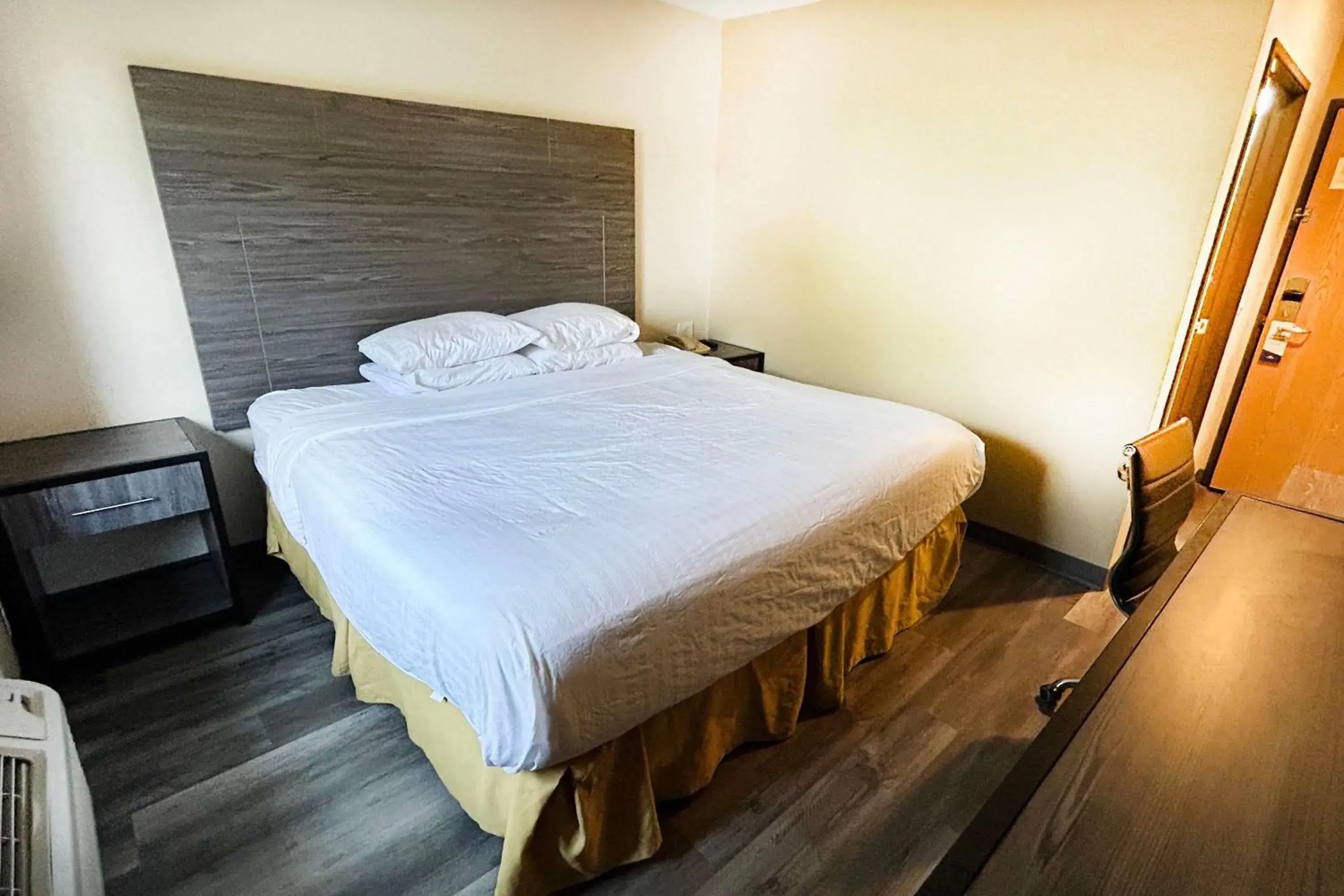 Photo of the whole room, Bed in Travelodge by Wyndham Arlington/Dallas Area Photo of the whole room, Bed in Travelodge by Wyndham Arlington/Dallas Area