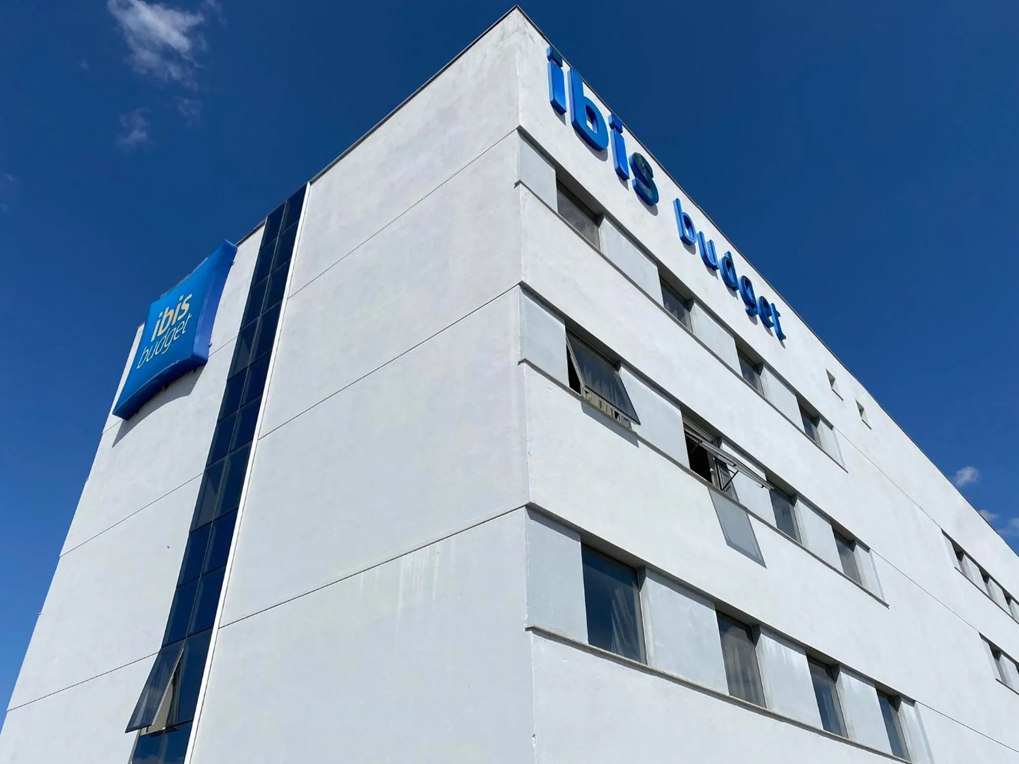 Facade/entrance in ibis budget Itaperuna