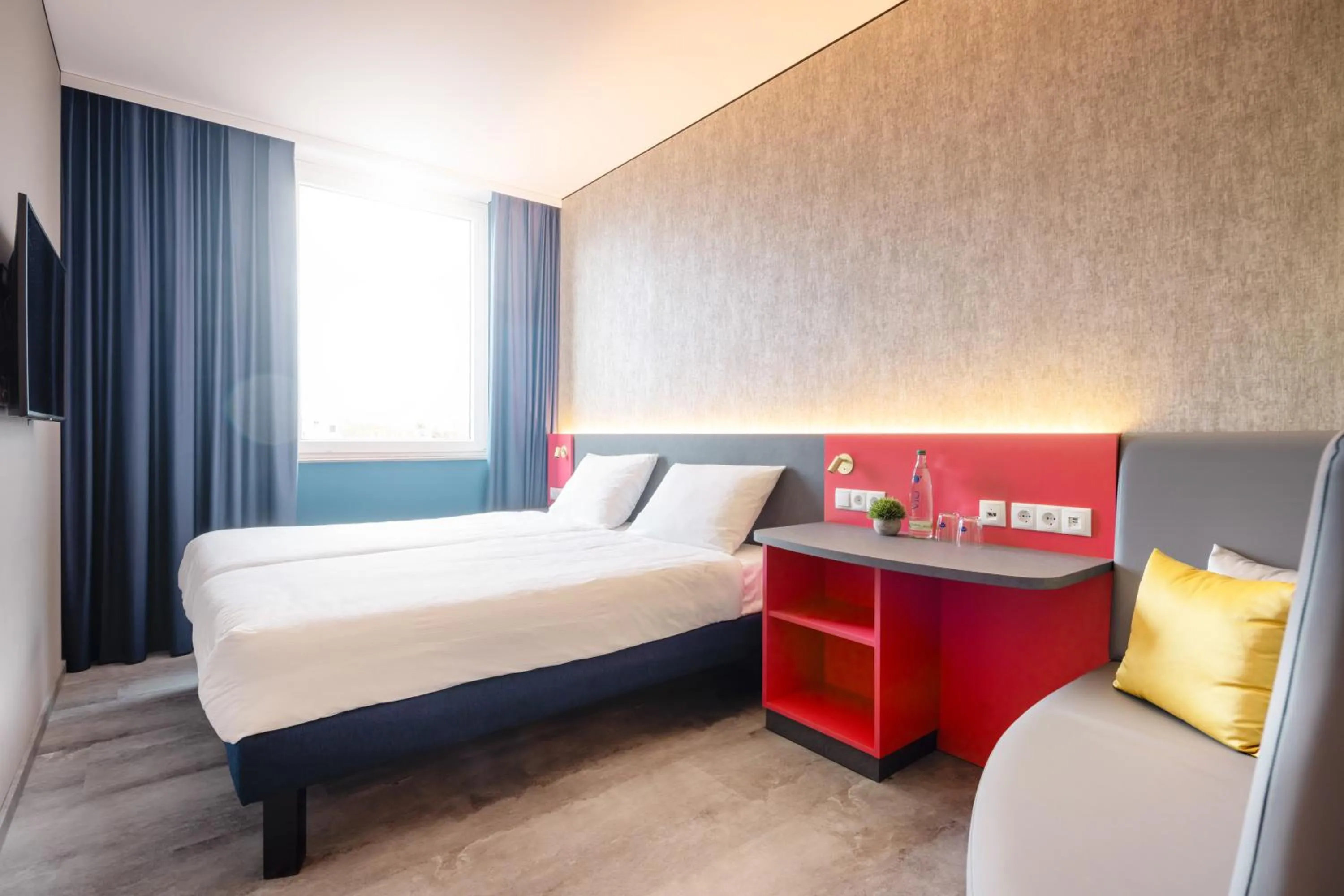 Photo of the whole room, Bed in Hey Lou Hotel Nördlingen