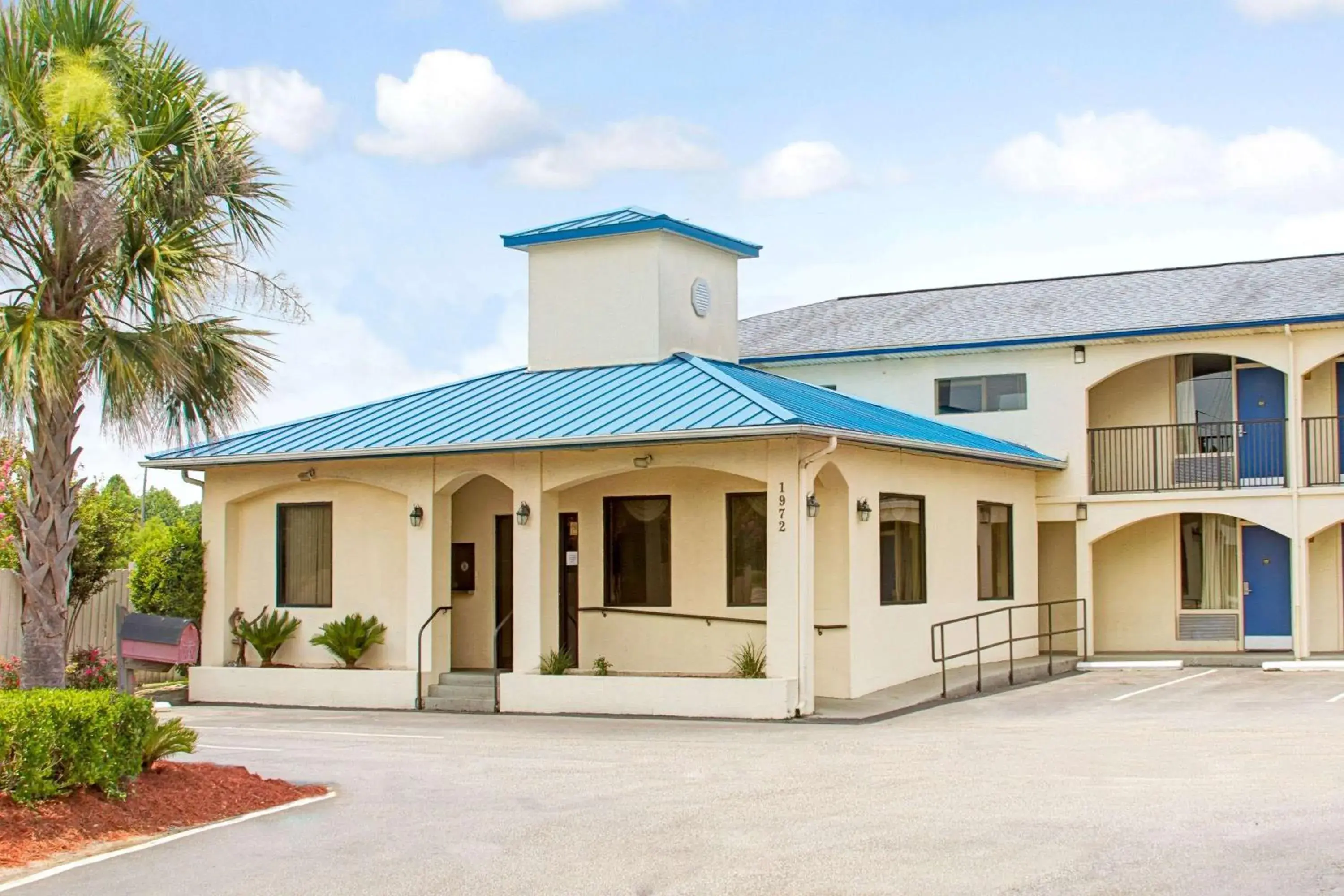 Property building in Super 8 by Wyndham Walterboro Property building in Super 8 by Wyndham Walterboro