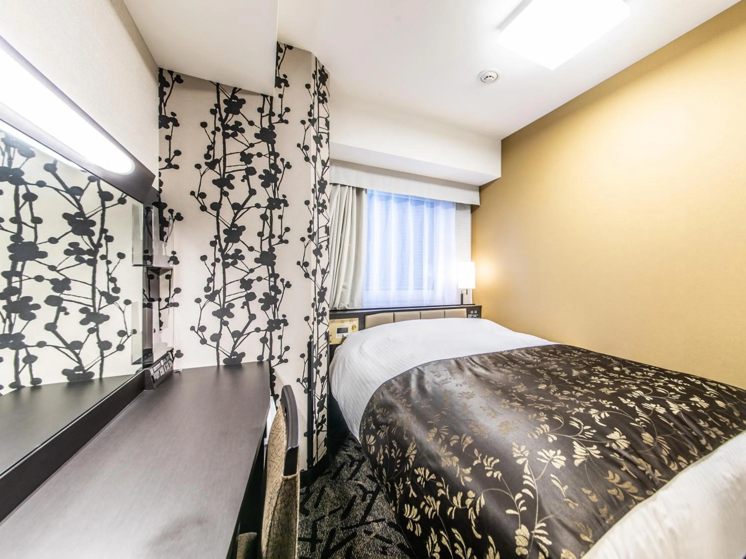 Bed in APA Hotel & Resort Midosuji Hommachi Ekimae Tower