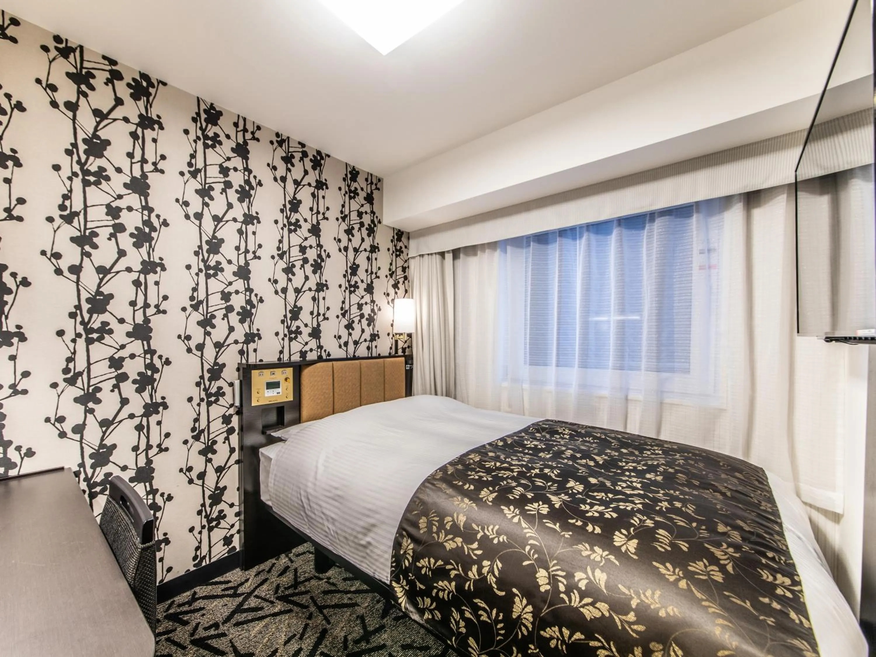 Bed in APA Hotel & Resort Midosuji Hommachi Ekimae Tower