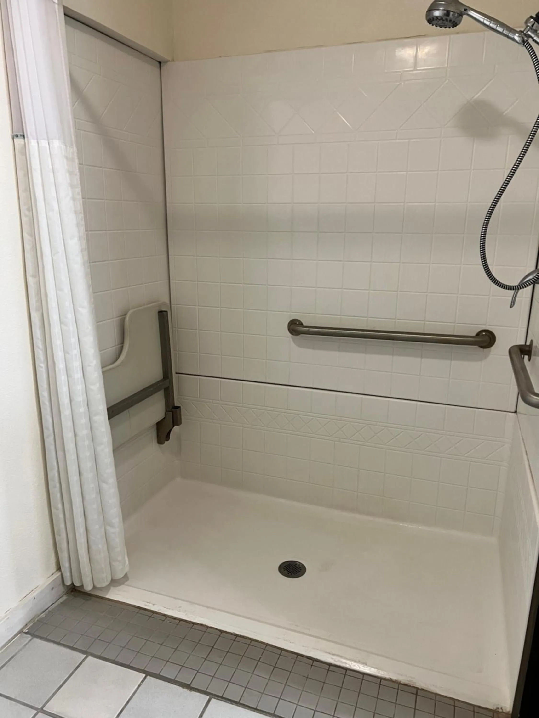 Facility for disabled guests in Super 8 by Wyndham Nebraska City